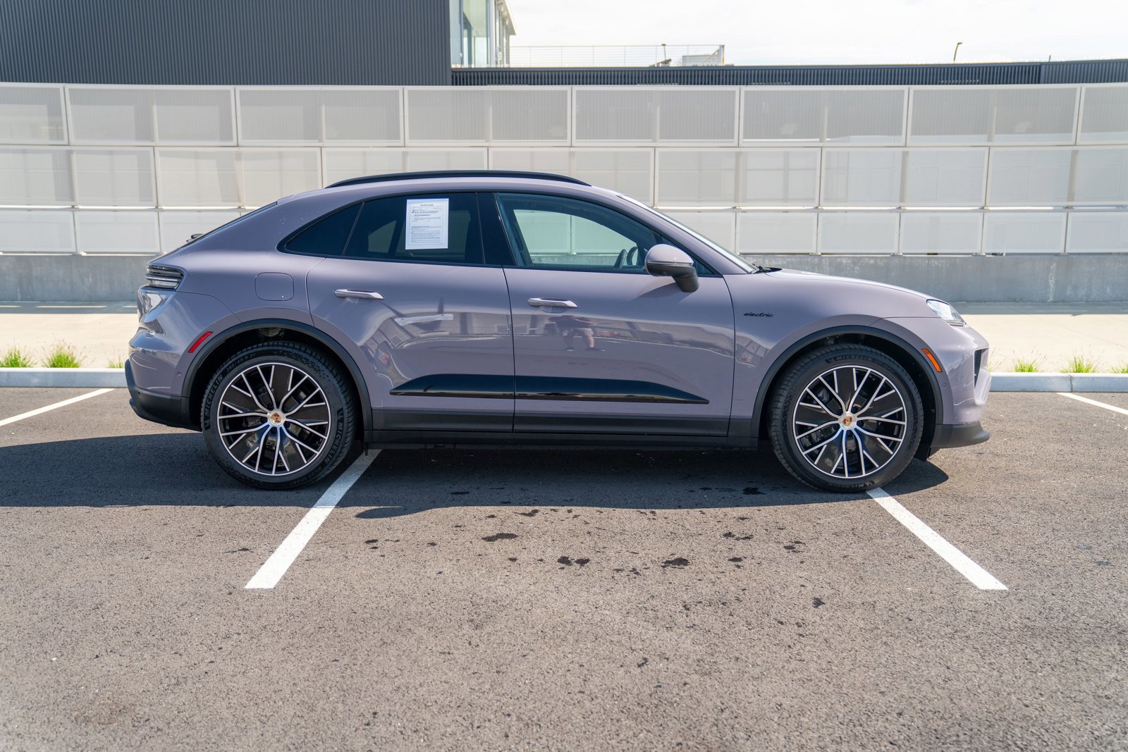 Certified 2025 Porsche Macan 4 Electric AWD/4WD image 8