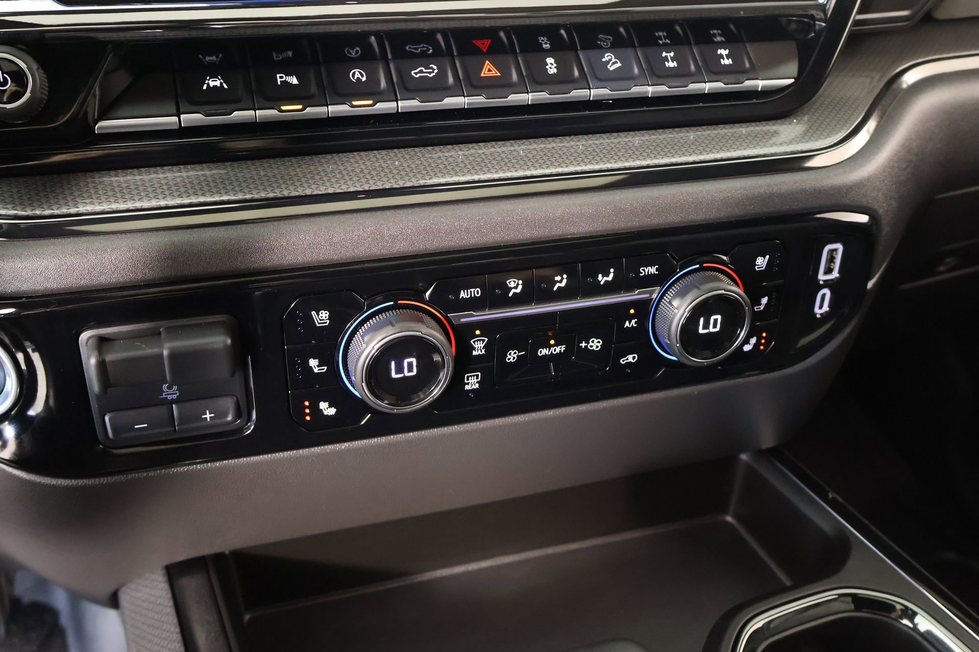 Used 2025 Chevrolet Silverado 1500 ZR2 w/ Technology Package image 8