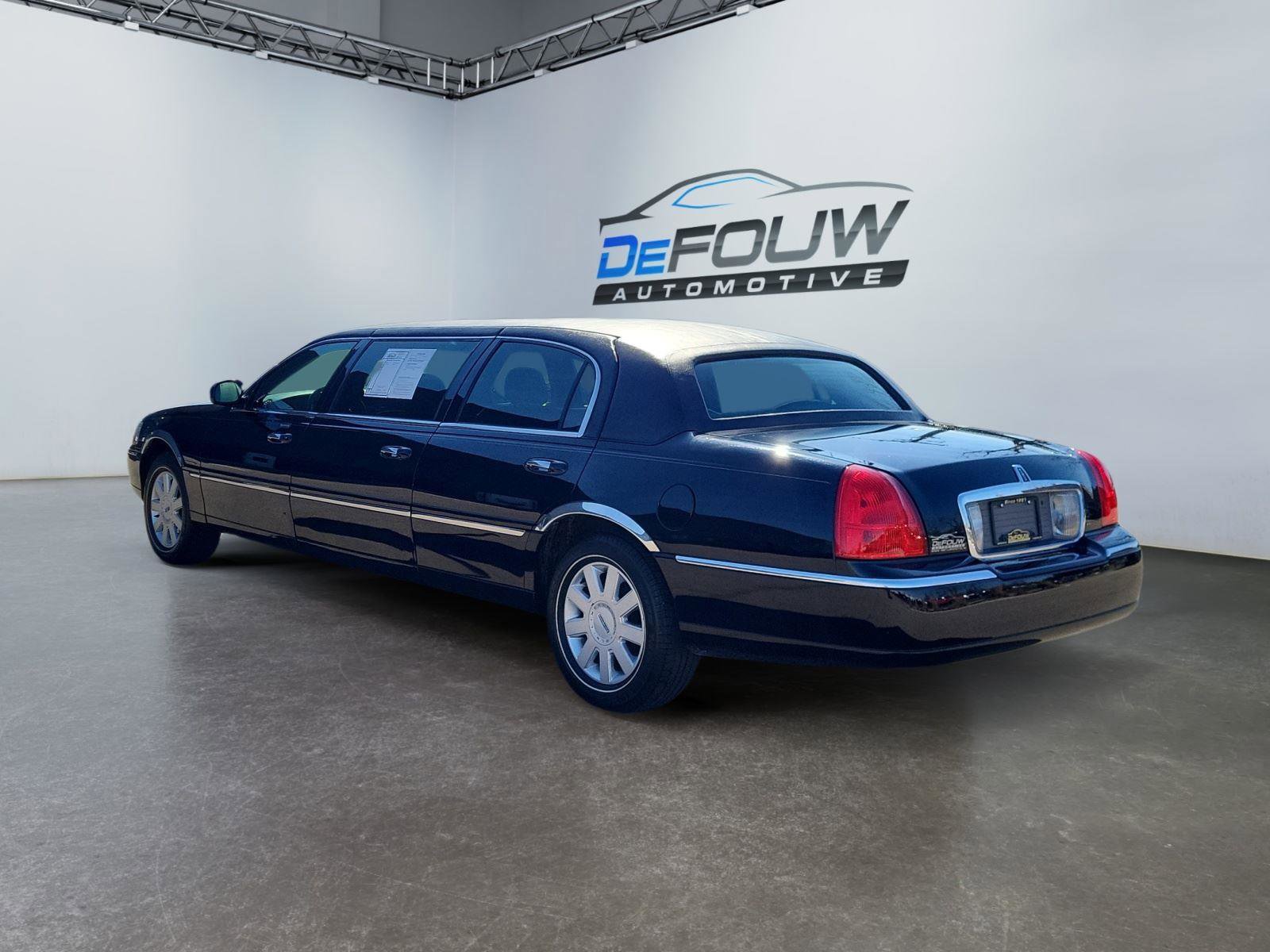 Used 2006 Lincoln Town Car Executive image 5