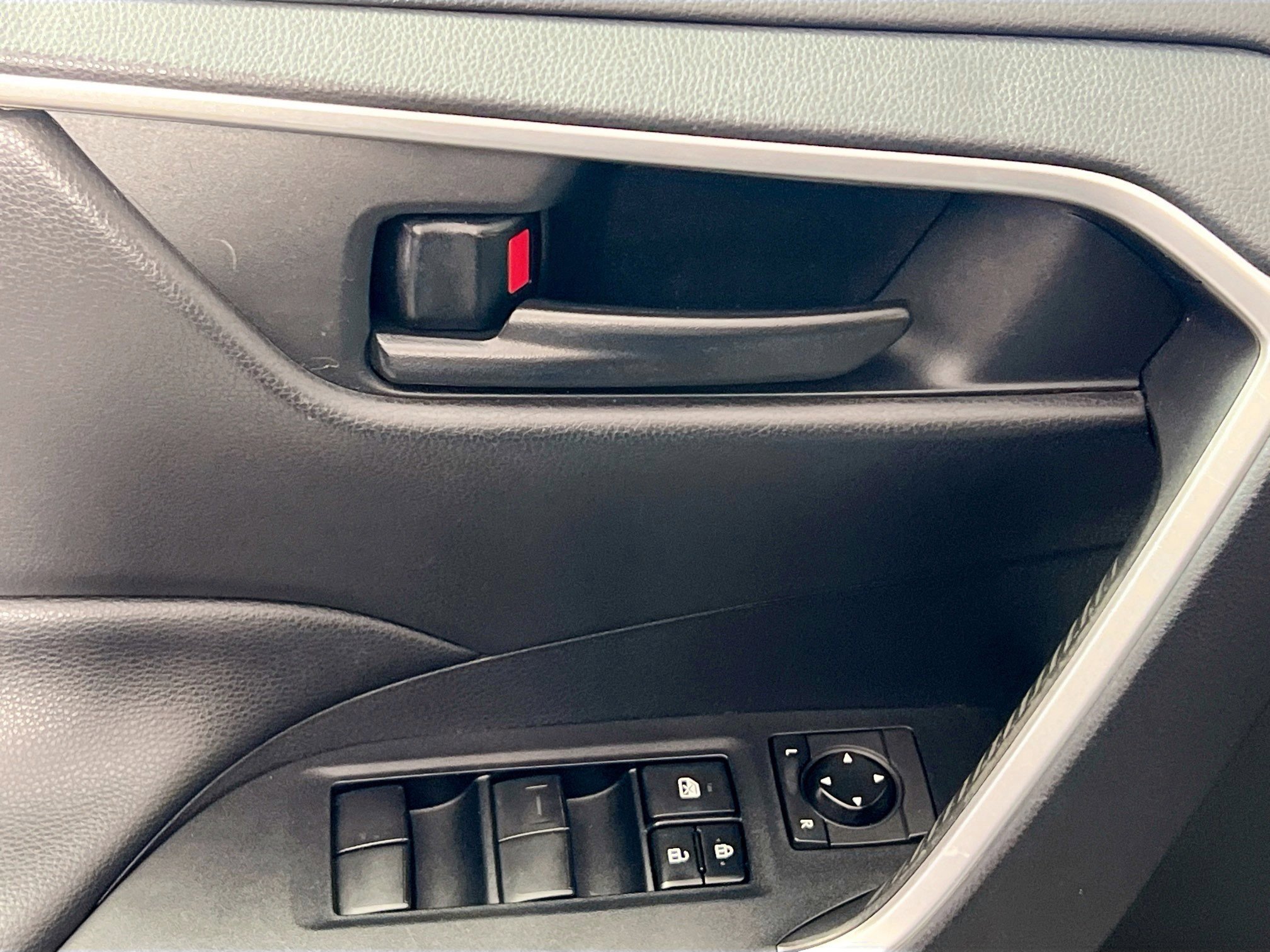 Used 2020 Toyota RAV4 LE image 16