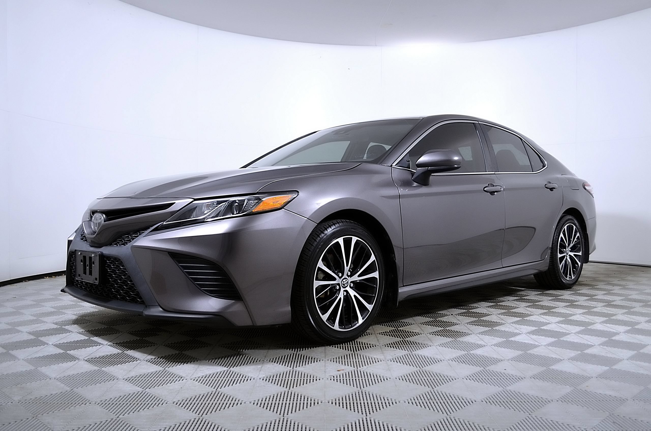 Used 2020 Toyota Camry SE FWD image 2