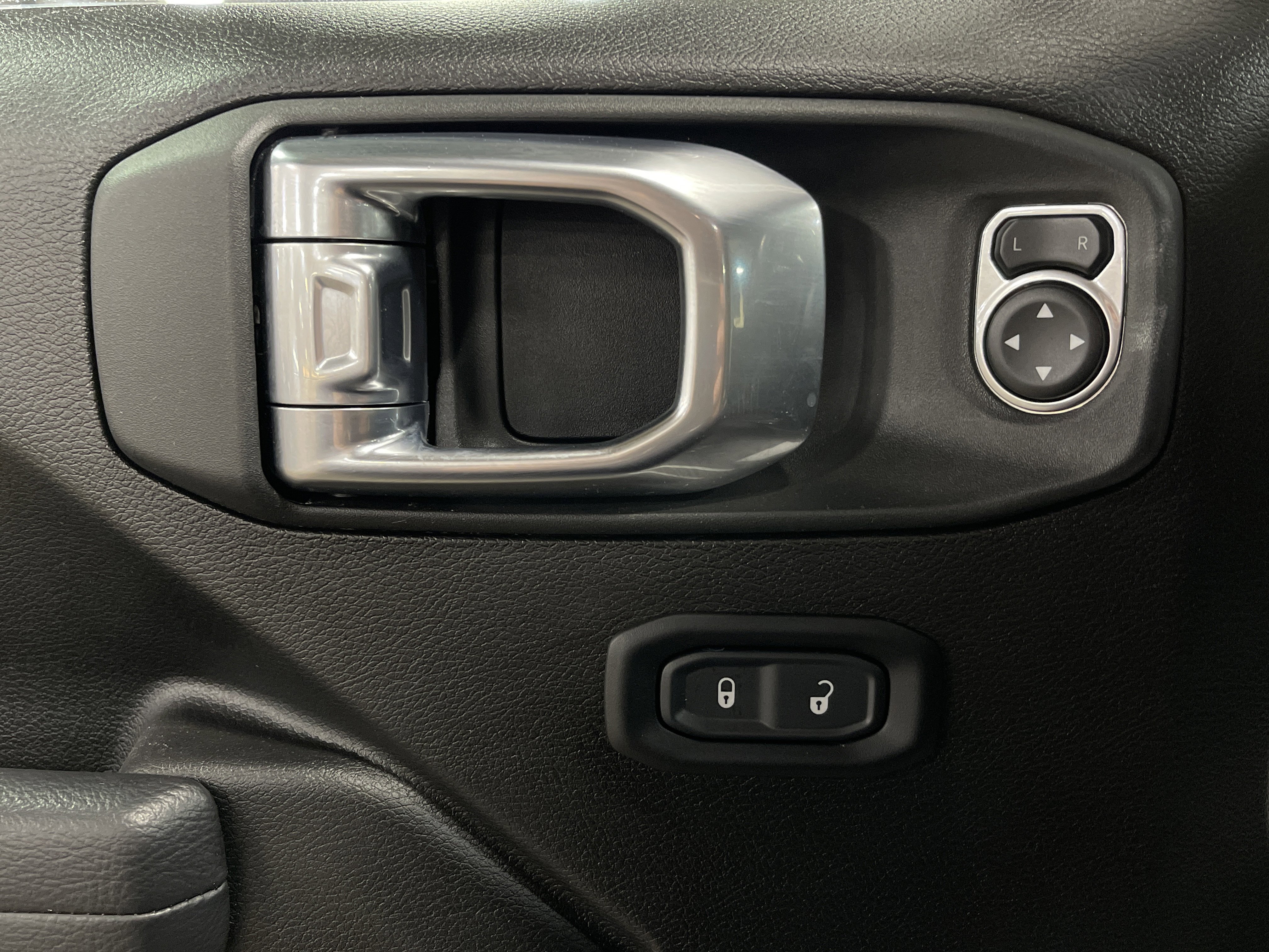 Used 2024 Jeep Gladiator Mojave w/ Convenience Group image 10