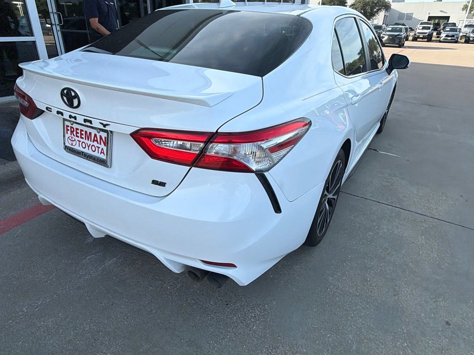 Used 2020 Toyota Camry SE w/ Convenience Package FWD image 5