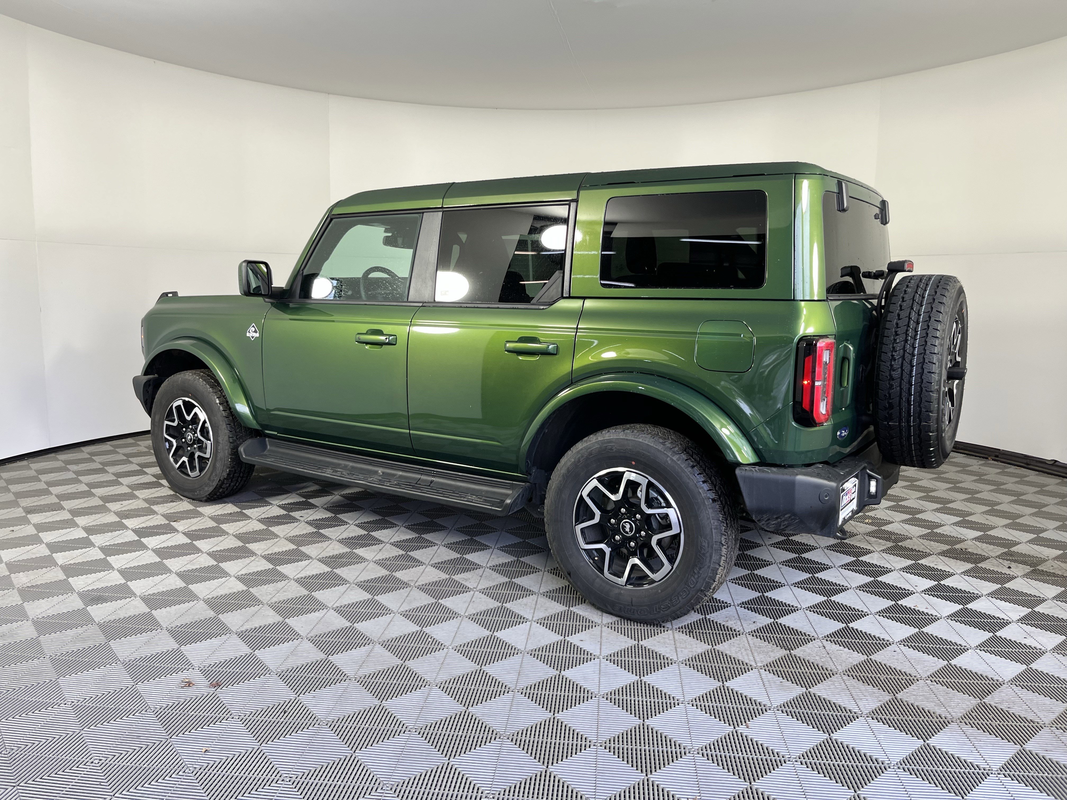 Used 2025 Ford Bronco Outer Banks image 3