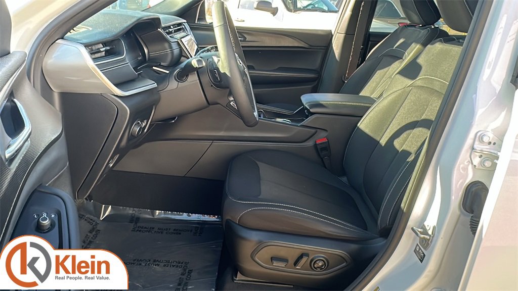 Used 2024 Jeep Grand Cherokee L Laredo w/ Luxury Tech Group I image 13