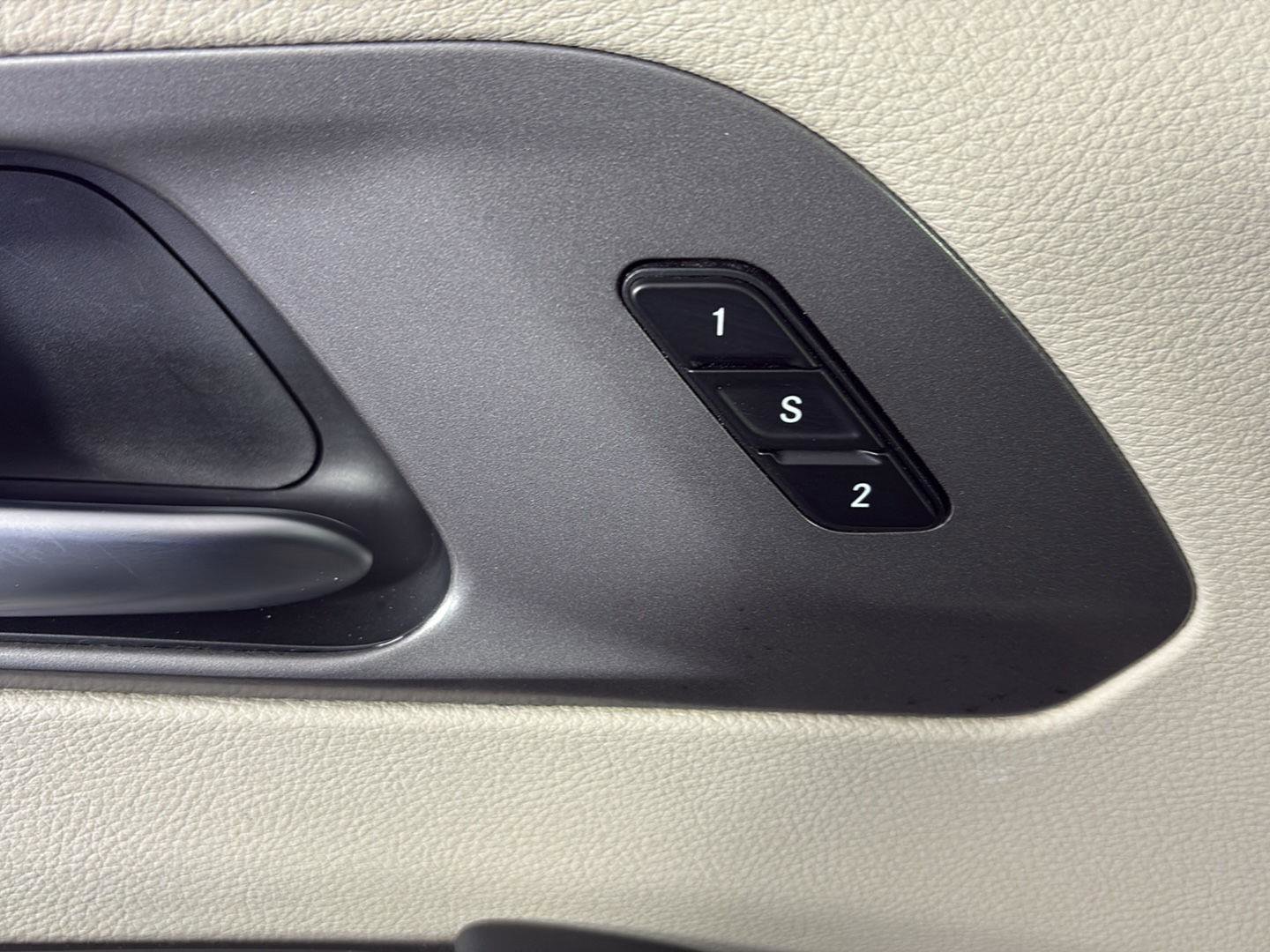 Used 2024 Chrysler Pacifica Touring-L image 24