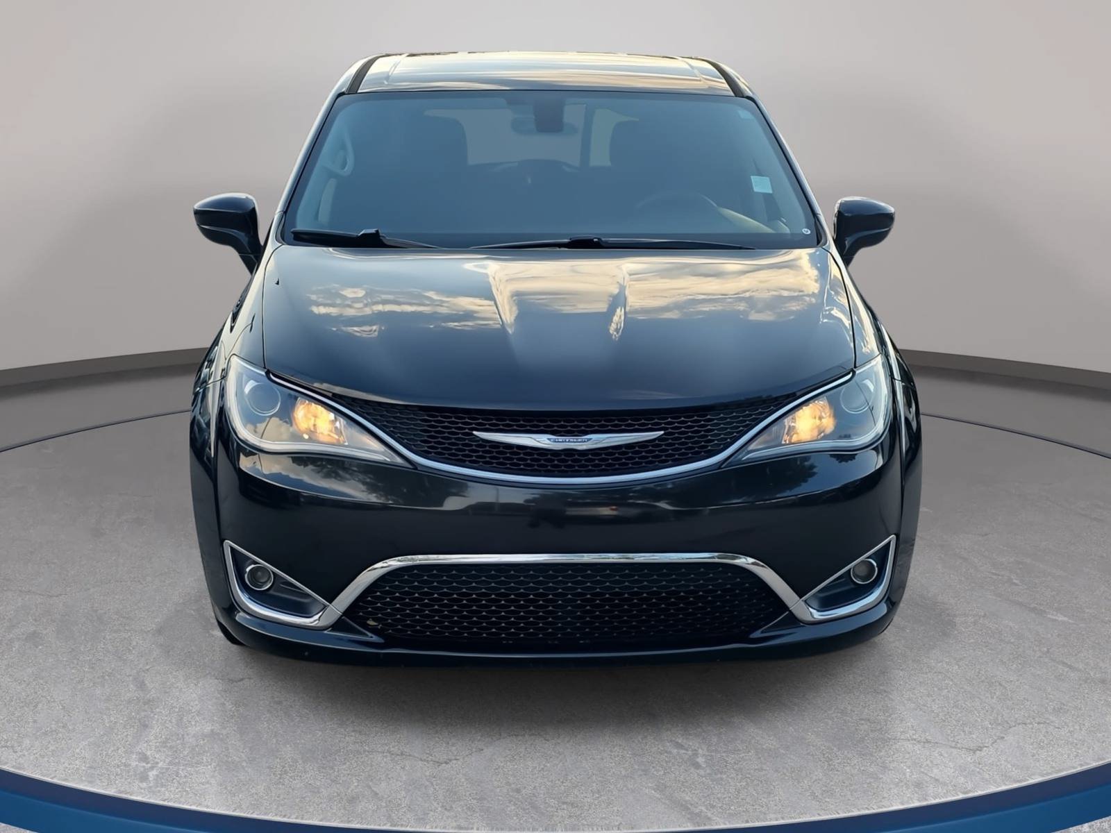 Used 2018 Chrysler Pacifica Touring Plus w/ Tire & Wheel Group FWD image 2
