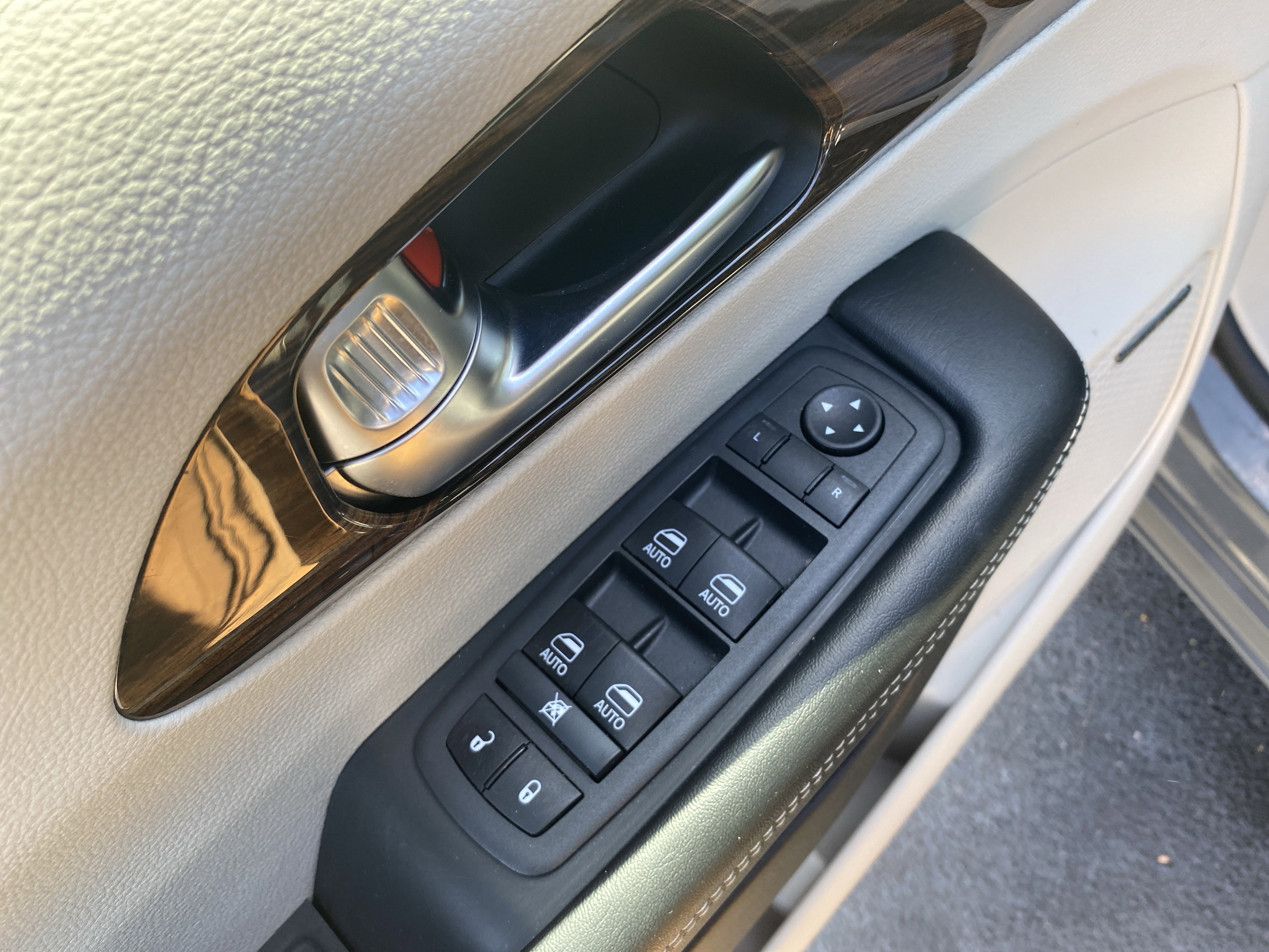 Used 2022 Chrysler Pacifica Limited image 10