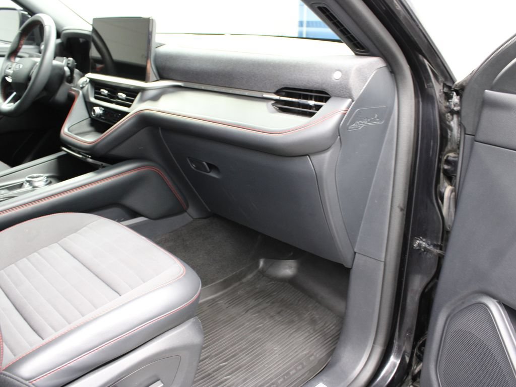 Used 2025 Ford Explorer ST-Line w/ ST-Line Street Pack AWD/4WD image 39