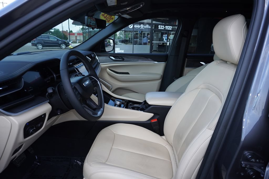 Used 2022 Jeep Grand Cherokee Limited 4xe w/ Luxury Tech Group II AWD/4WD image 24