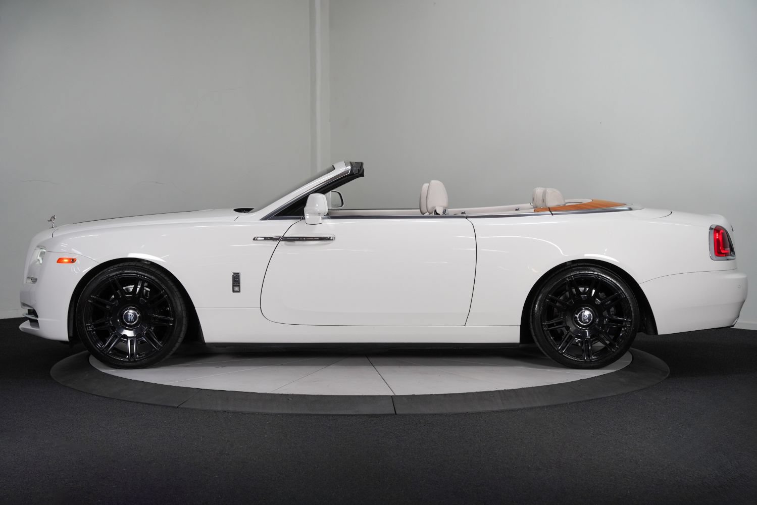 Used 2017 Rolls-Royce Dawn RWD image 6