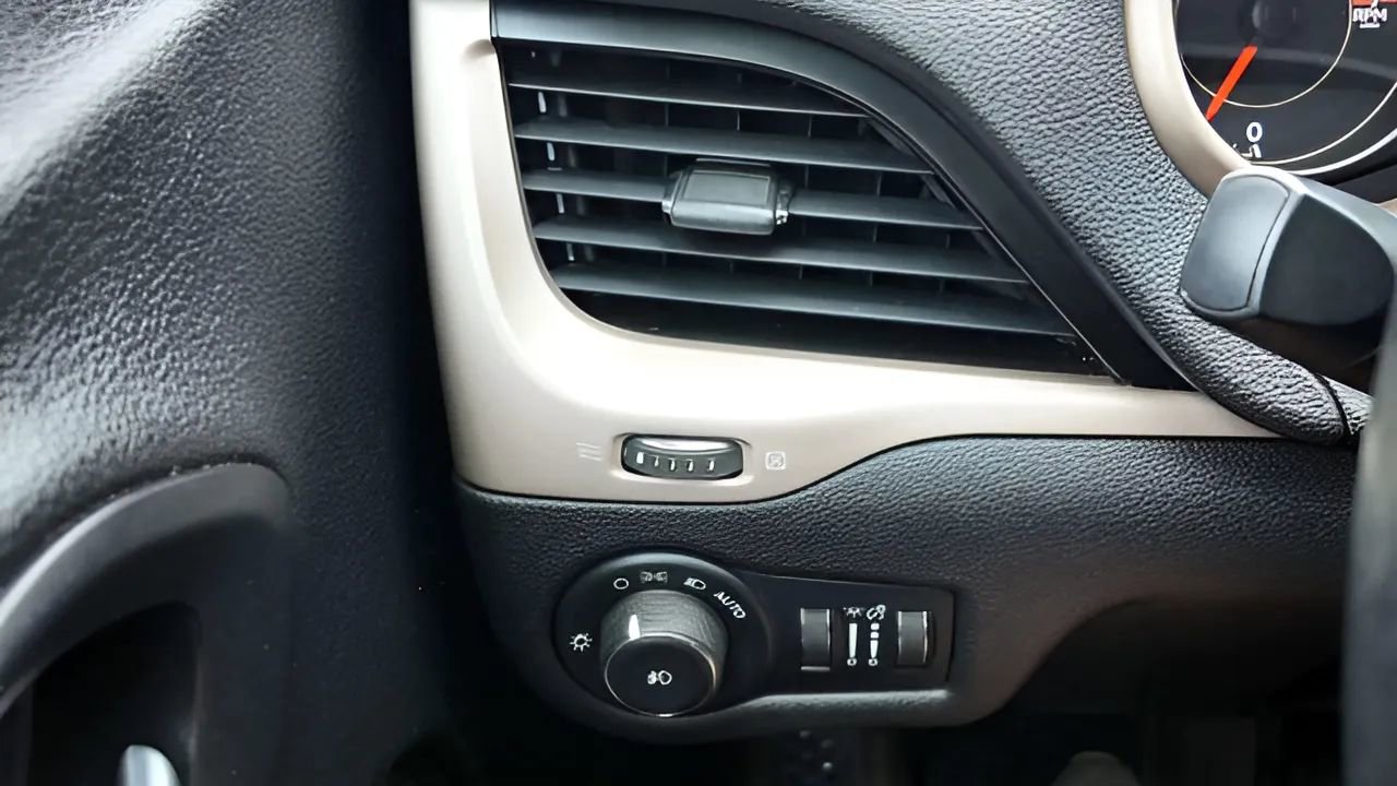 Used 2017 Jeep Cherokee Latitude w/ Cold Weather Group image 25