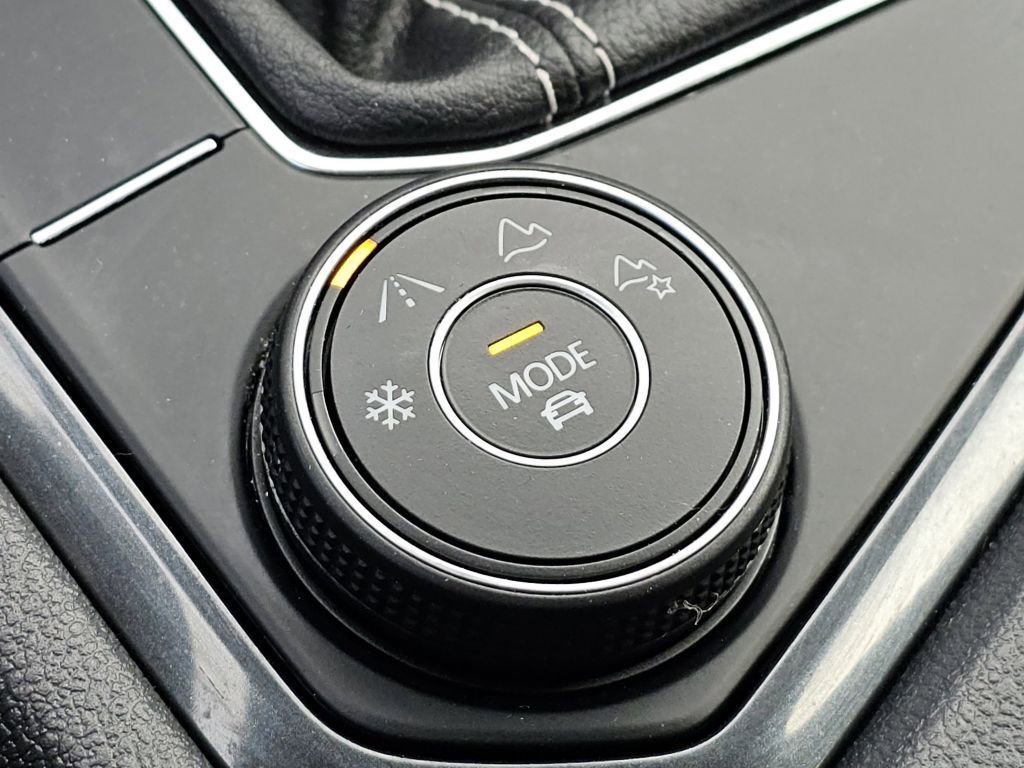 Used 2022 Volkswagen Tiguan SEL R-Line image 11