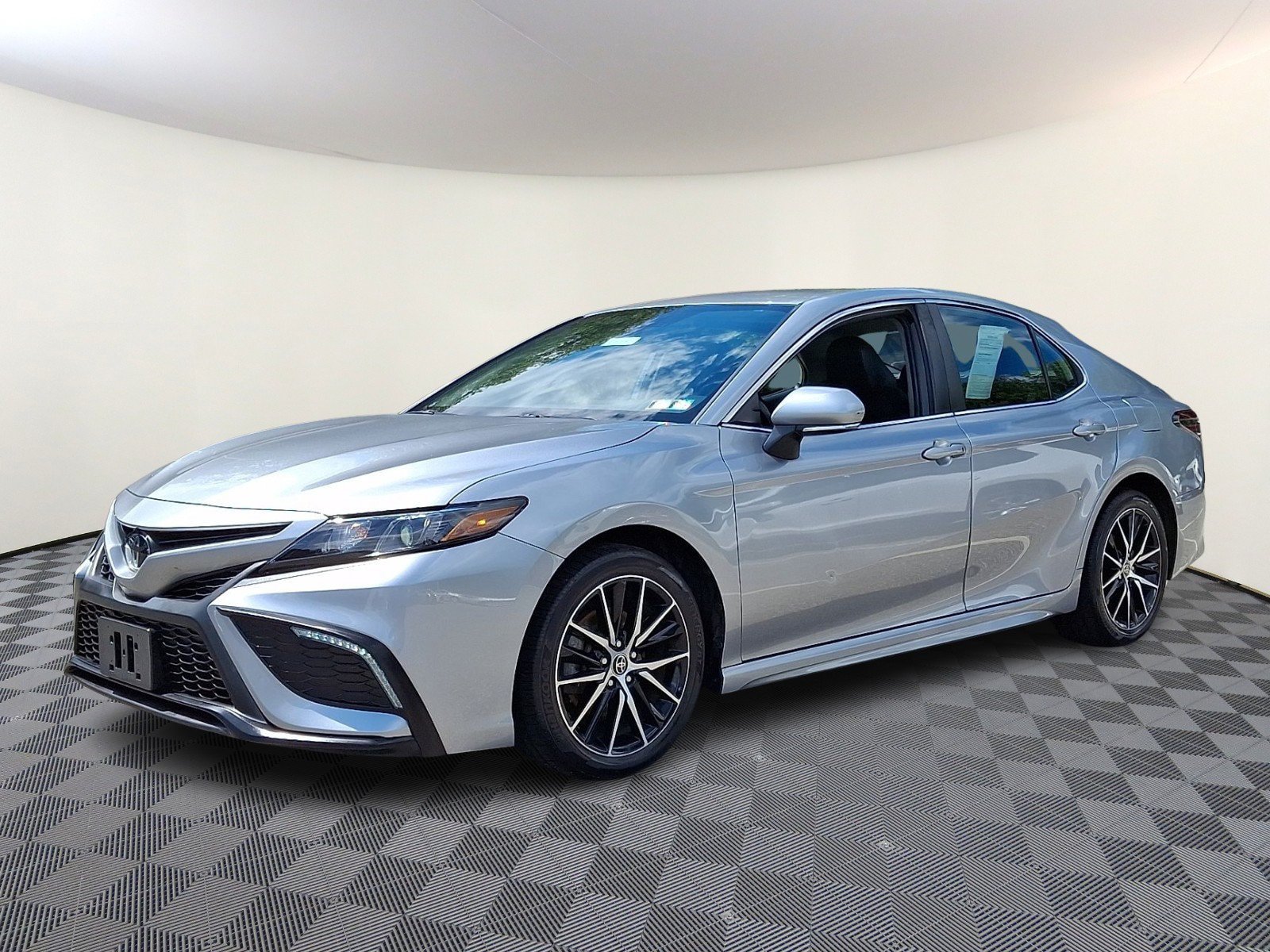 Used 2022 Toyota Camry SE FWD image 3