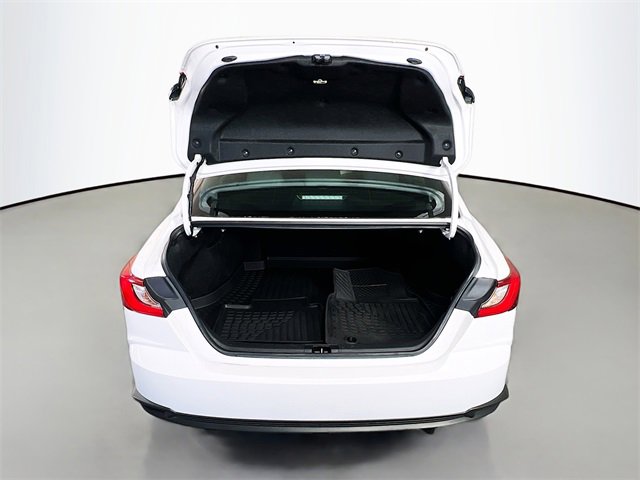 Used 2025 Toyota Camry SE image 28