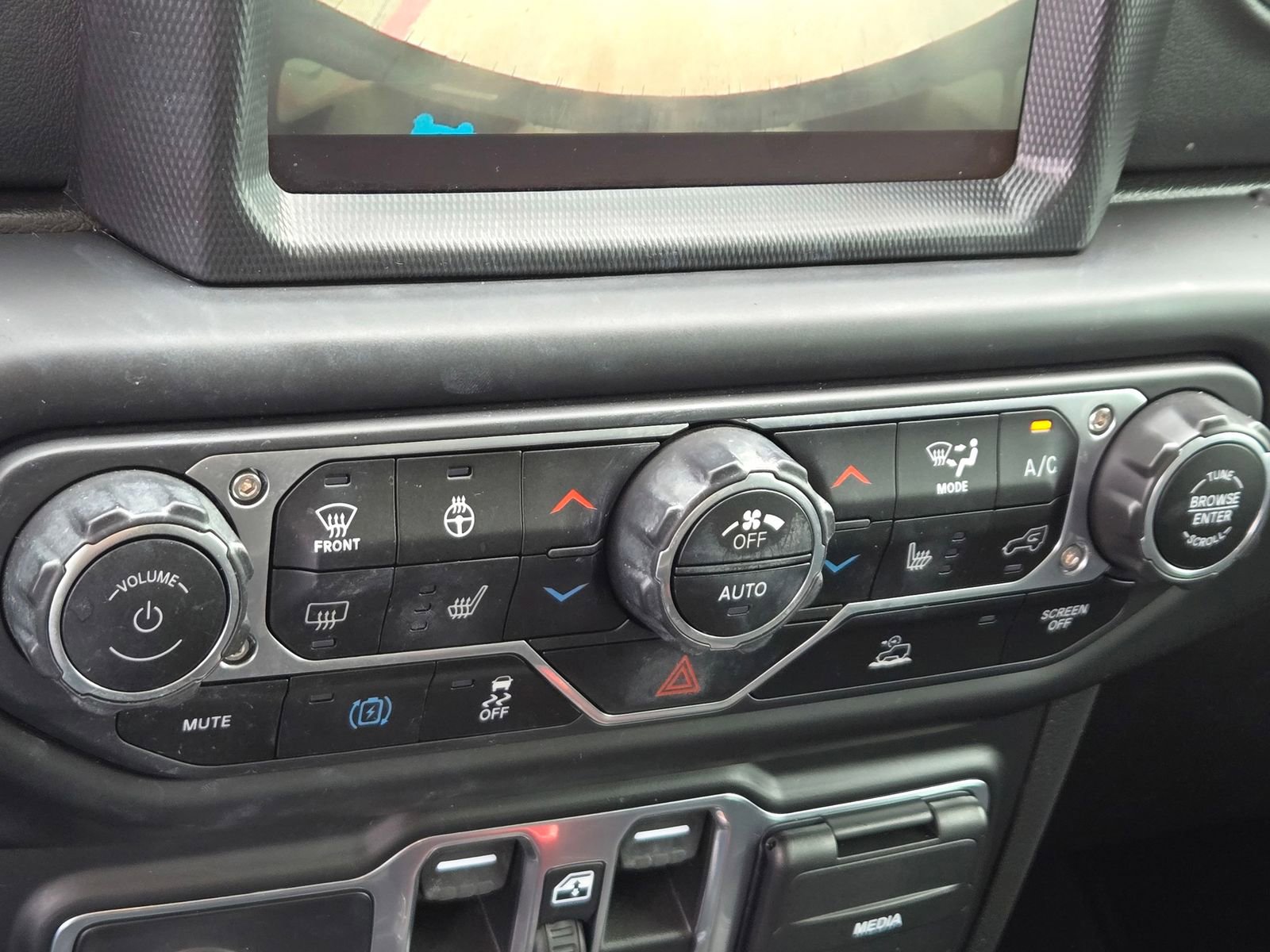 Used 2022 Jeep Wrangler Unlimited Sahara w/ Cold Weather Group image 18