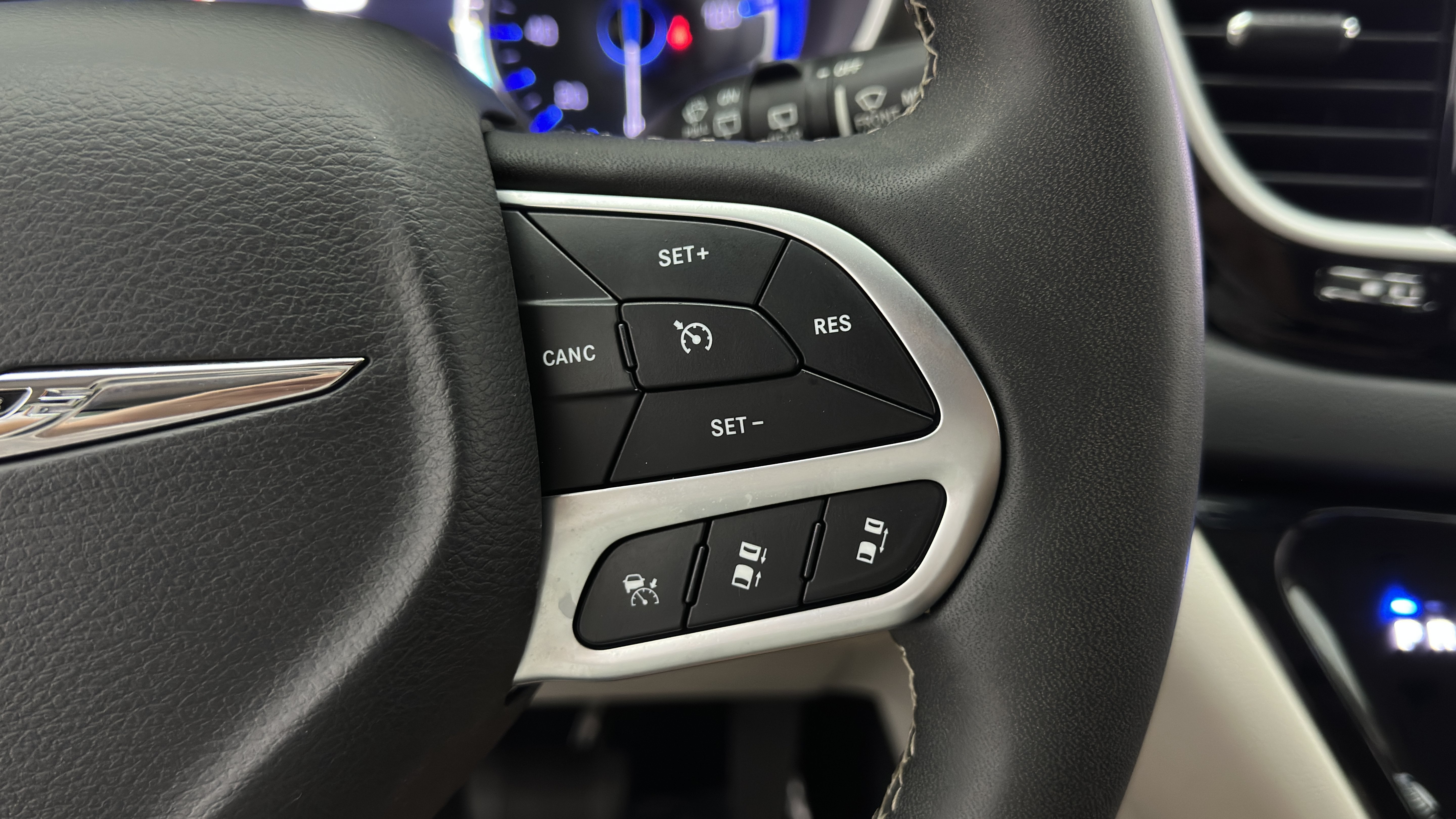 Used 2023 Chrysler Pacifica Touring-L FWD image 23