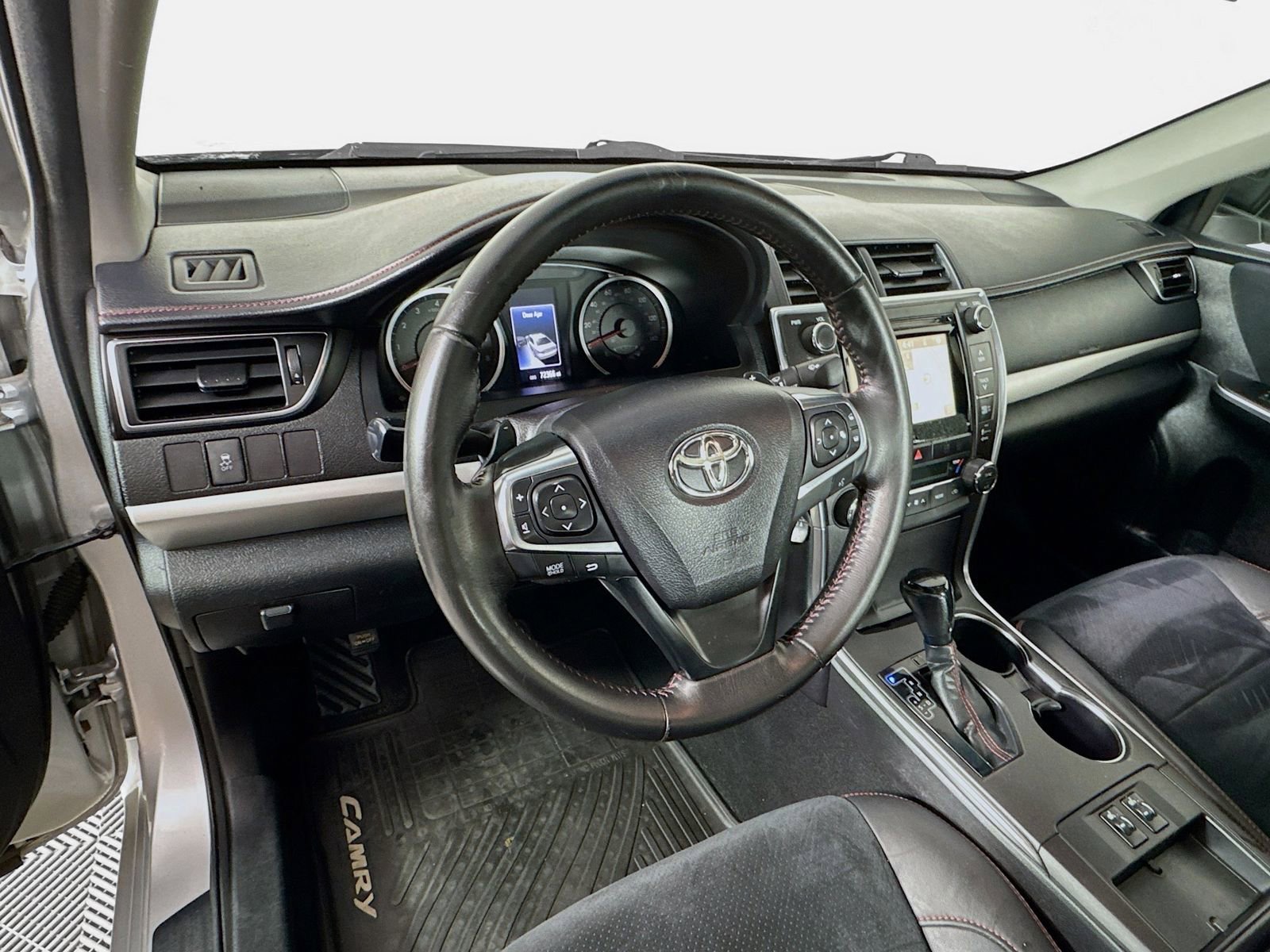 Used 2016 Toyota Camry XSE w/ Moonroof Package FWD image 11