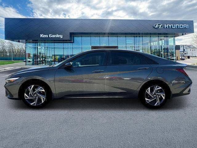 New 2025 Hyundai Elantra SEL FWD image 3