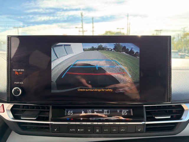 Used 2025 Toyota Sienna XLE FWD image 18