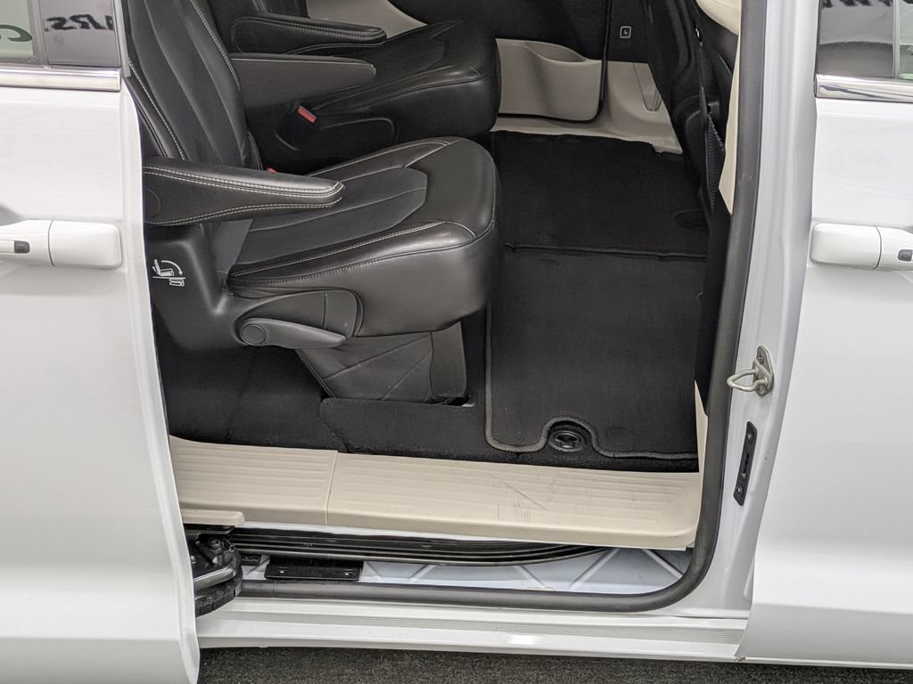 Used 2024 Chrysler Pacifica Touring-L FWD image 19
