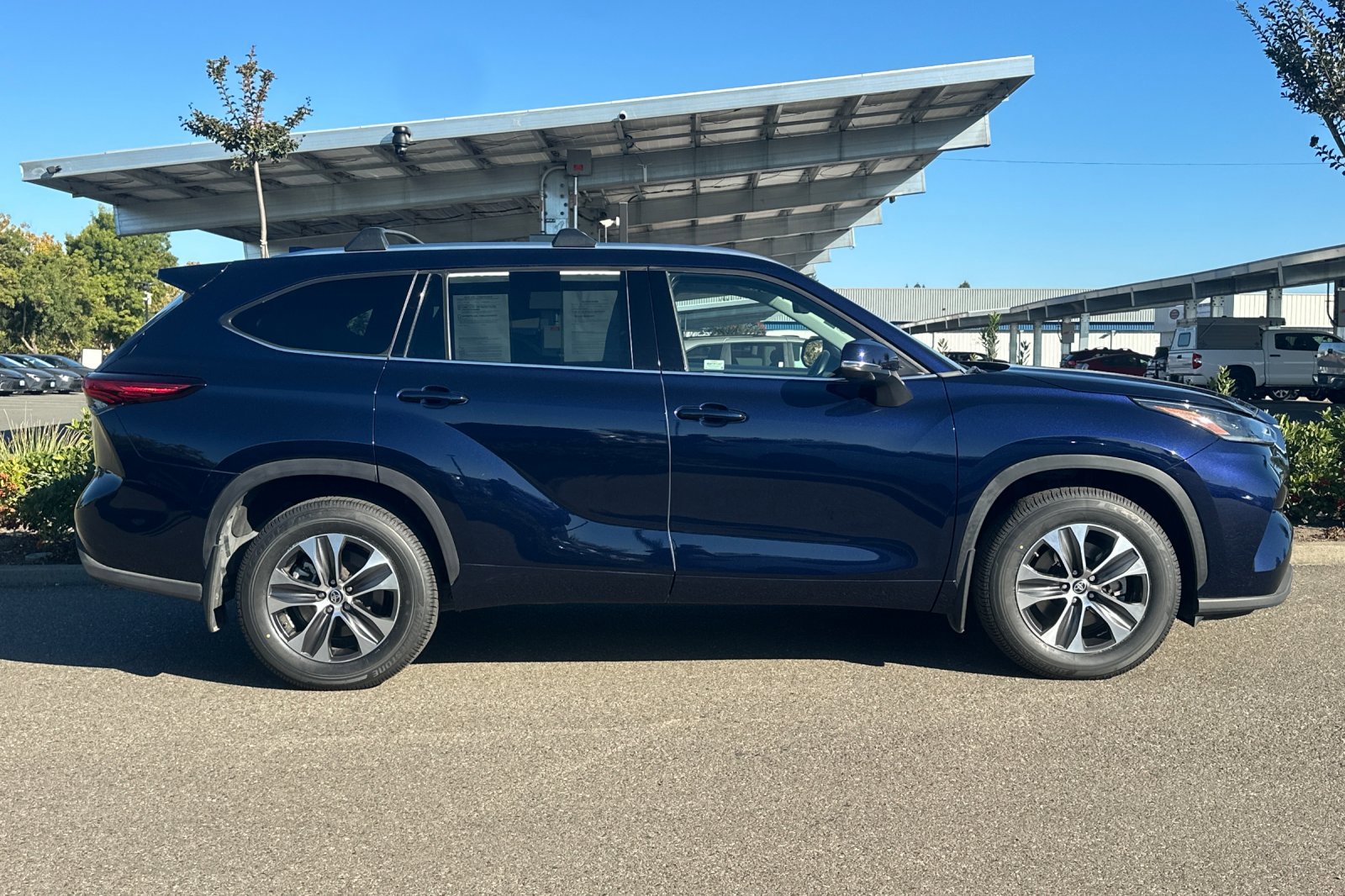 Used 2021 Toyota Highlander XLE image 3