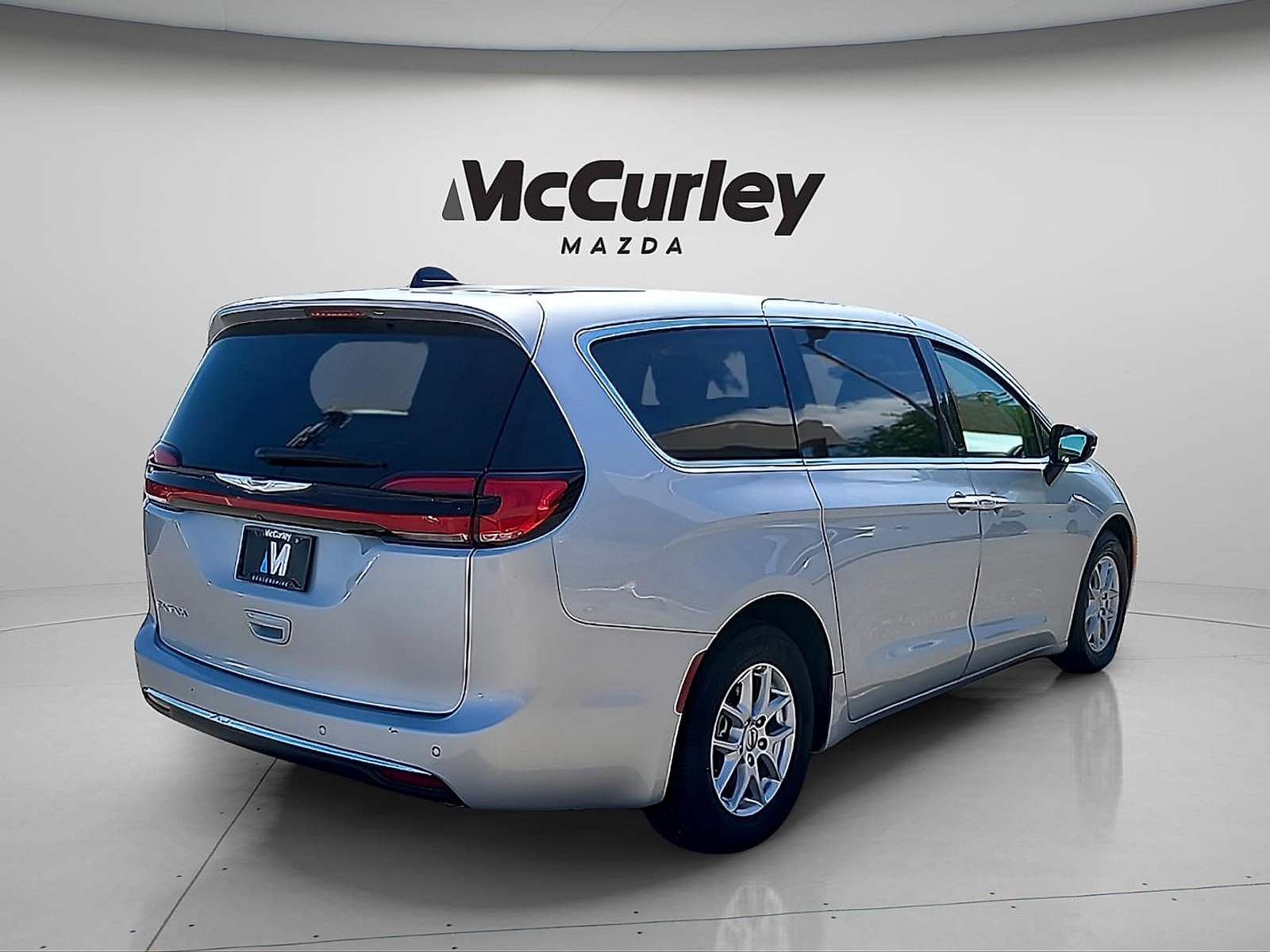 Used 2024 Chrysler Pacifica Touring-L FWD image 7
