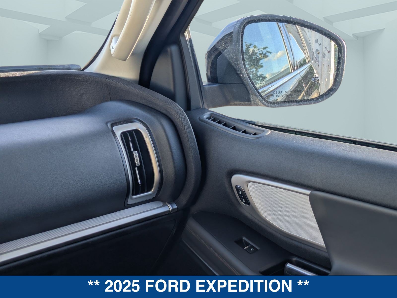 Used 2025 Ford Expedition Active AWD/4WD image 22
