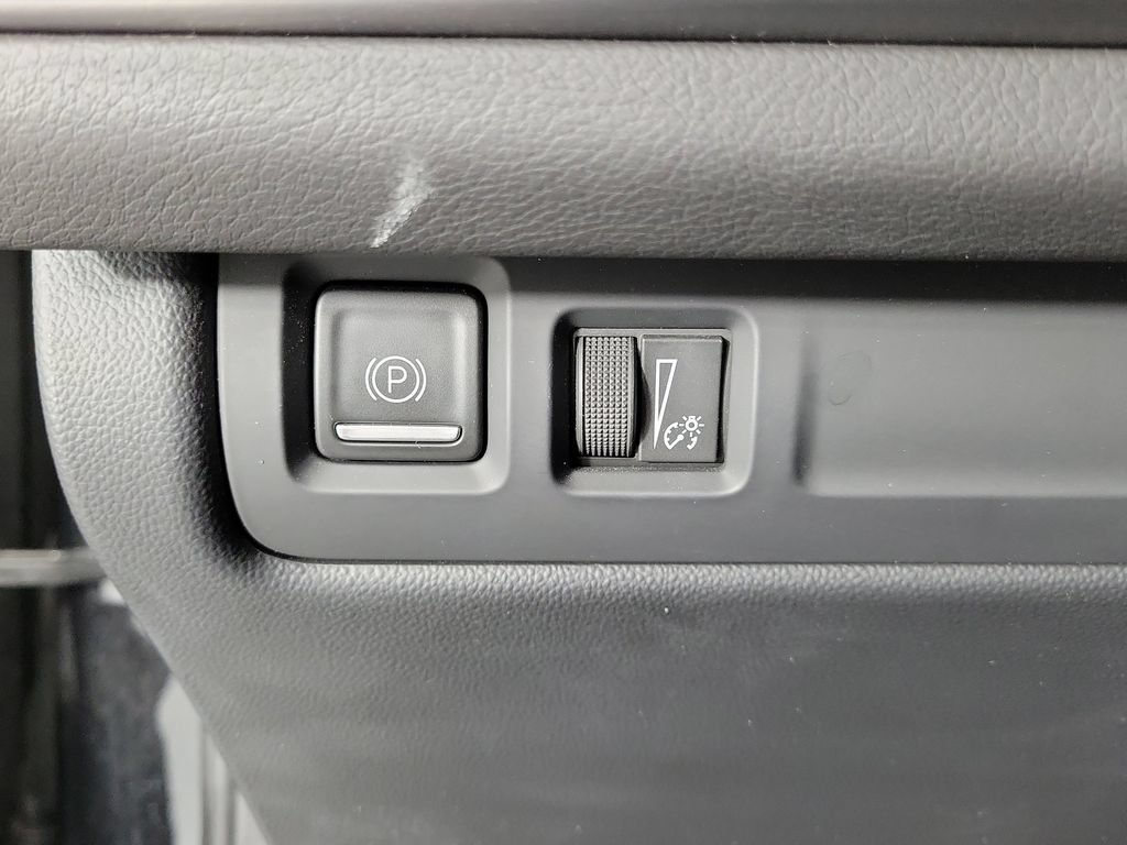 Certified 2025 Cadillac XT4 Premium Luxury FWD image 30