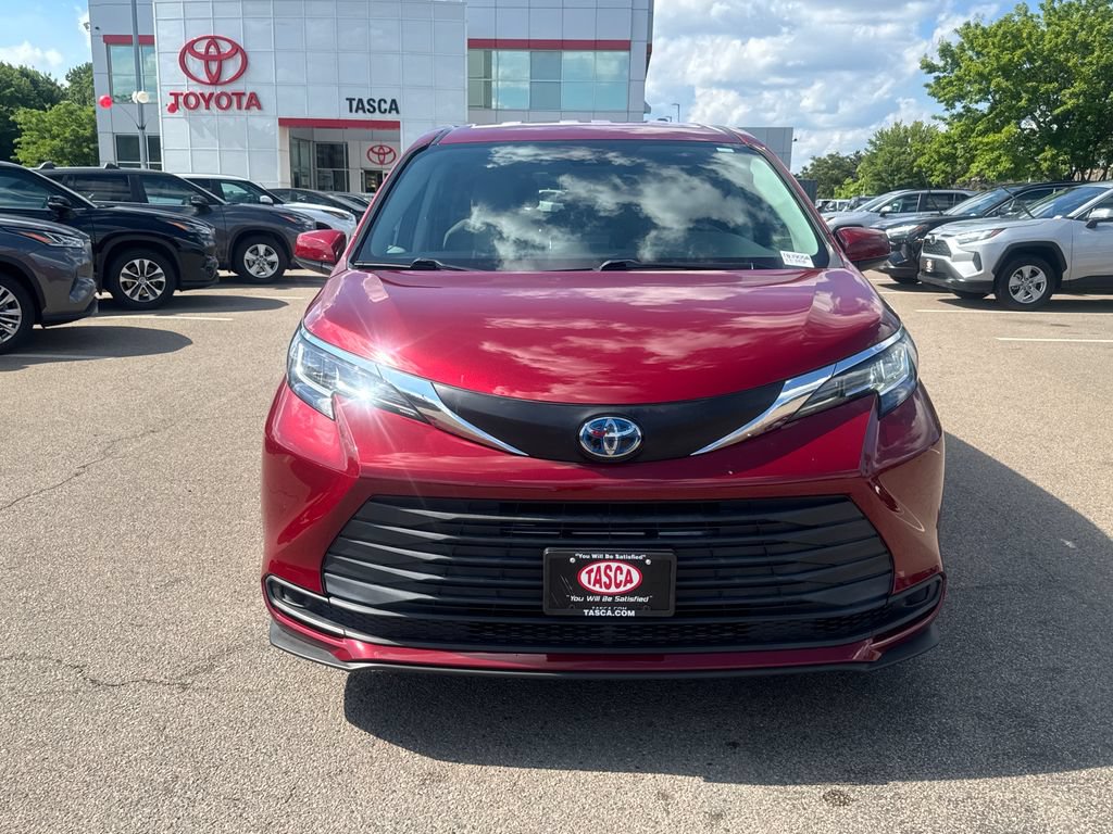 Used 2021 Toyota Sienna LE AWD/4WD image 2