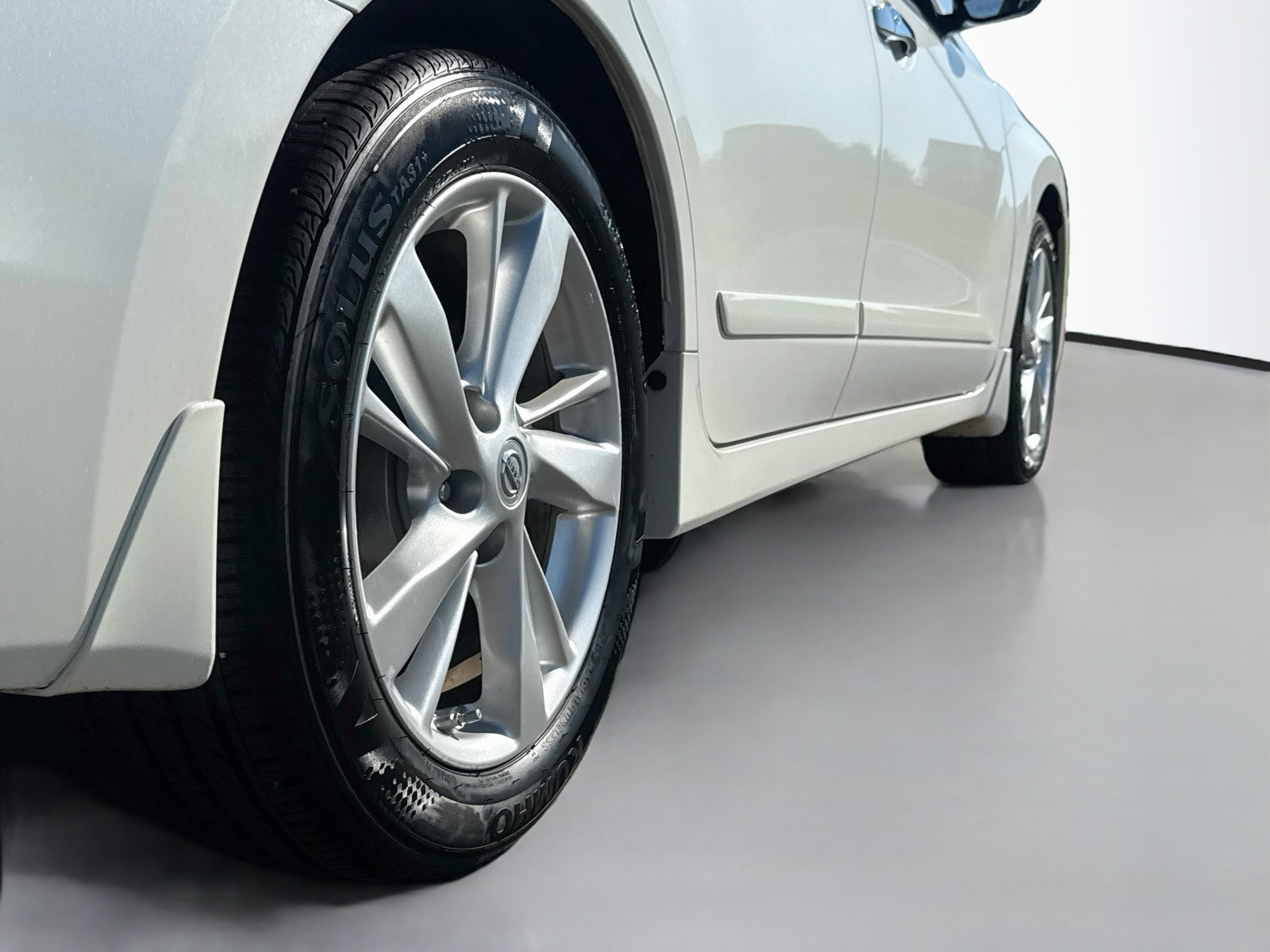 Used 2013 Nissan Altima 2.5 SL w/ Technology Pkg FWD image 9