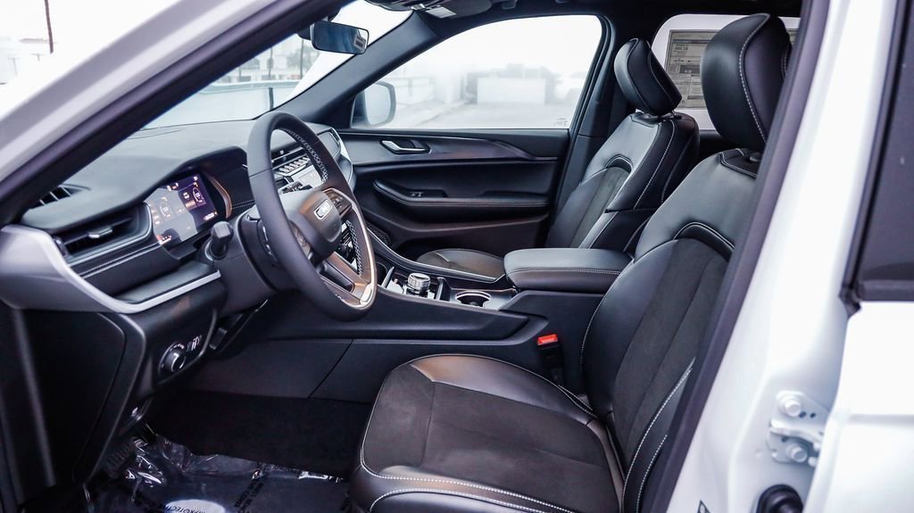 New 2025 Jeep Grand Cherokee Altitude image 19