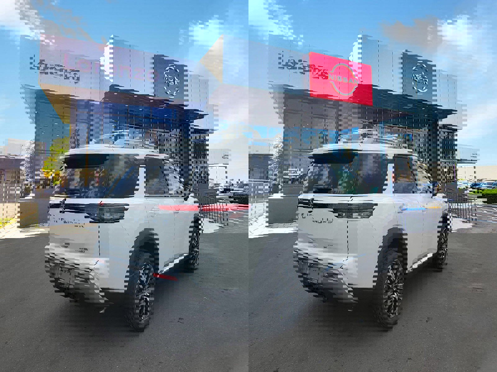 New 2025 Nissan Pathfinder Platinum image 4