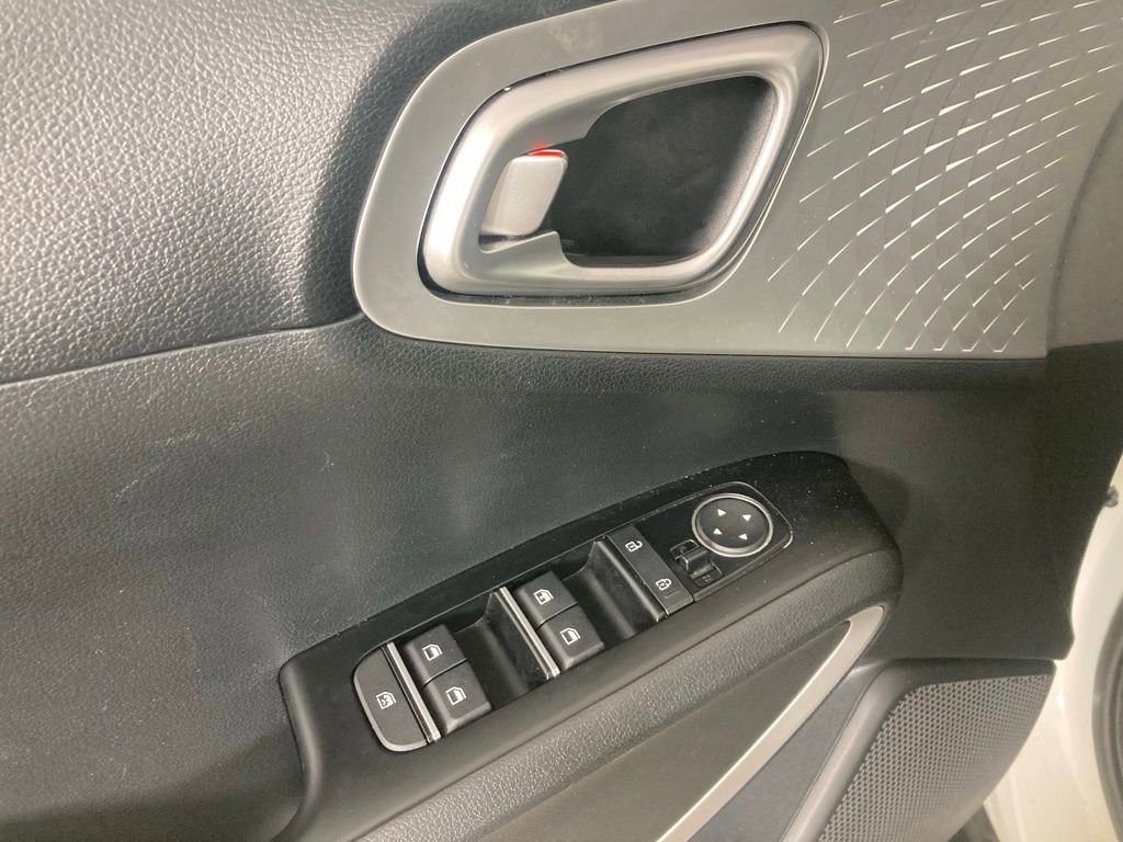 Certified 2025 Kia Soul LX w/ LX Technology Package FWD image 11