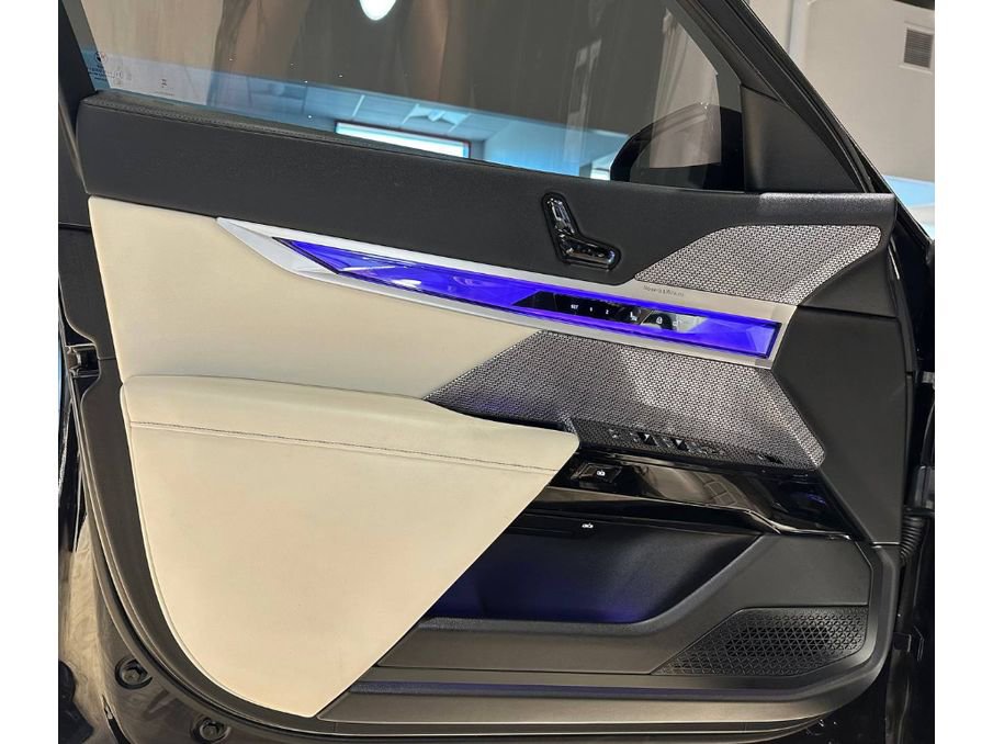 Used 2024 BMW 760i xDrive w/ Premium Package 2 image 19