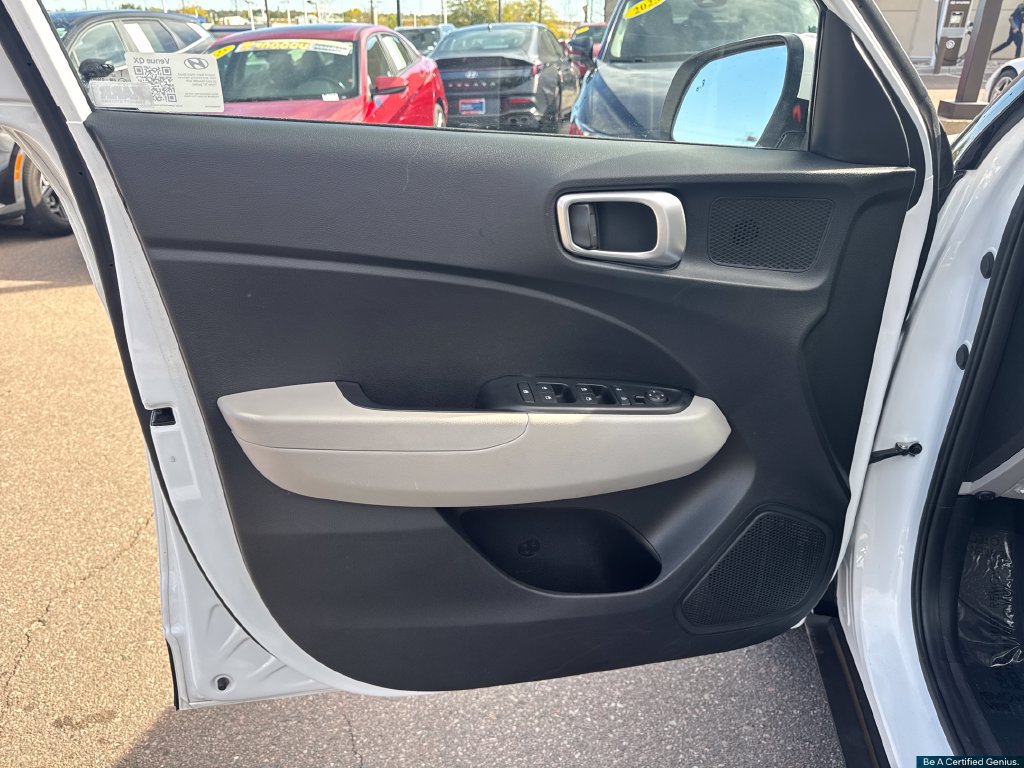 Certified 2025 Hyundai Venue SEL FWD image 38