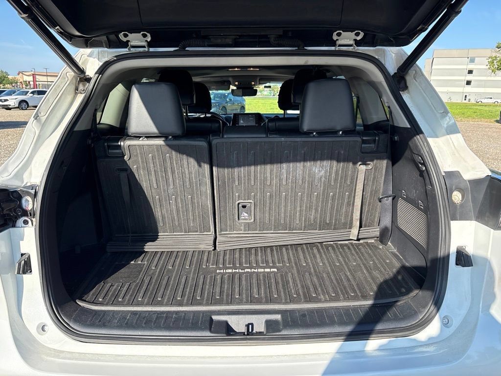 Used 2022 Toyota Highlander XLE AWD/4WD image 10