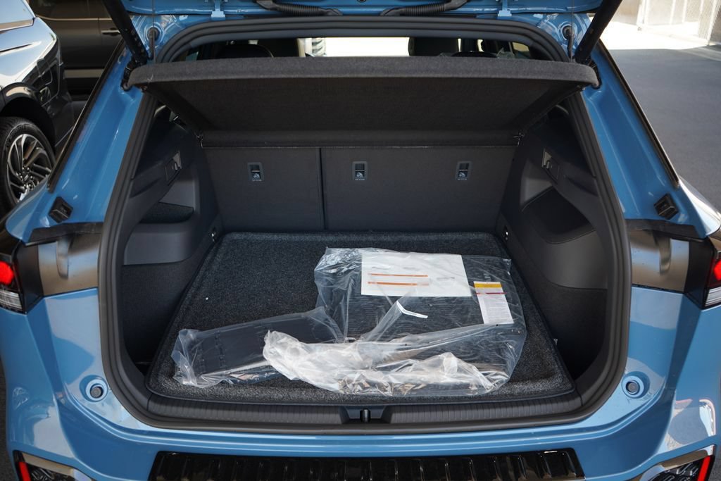 New 2026 Volkswagen Tiguan SE R-Line FWD image 11