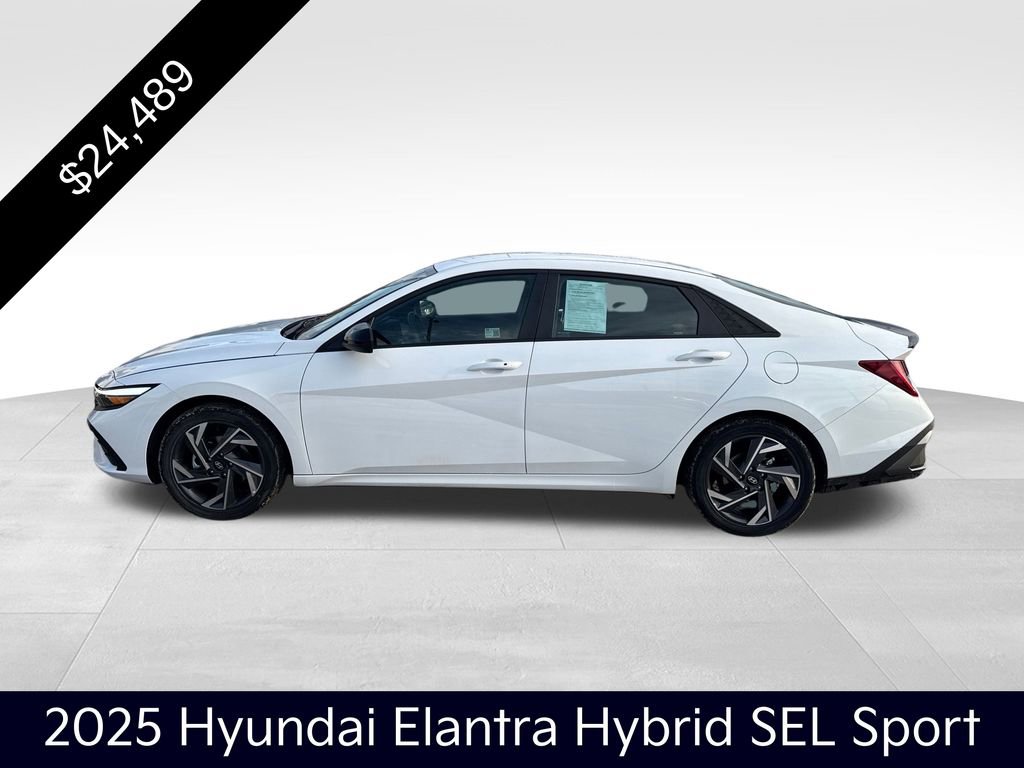 Used 2025 Hyundai Elantra SEL image 2