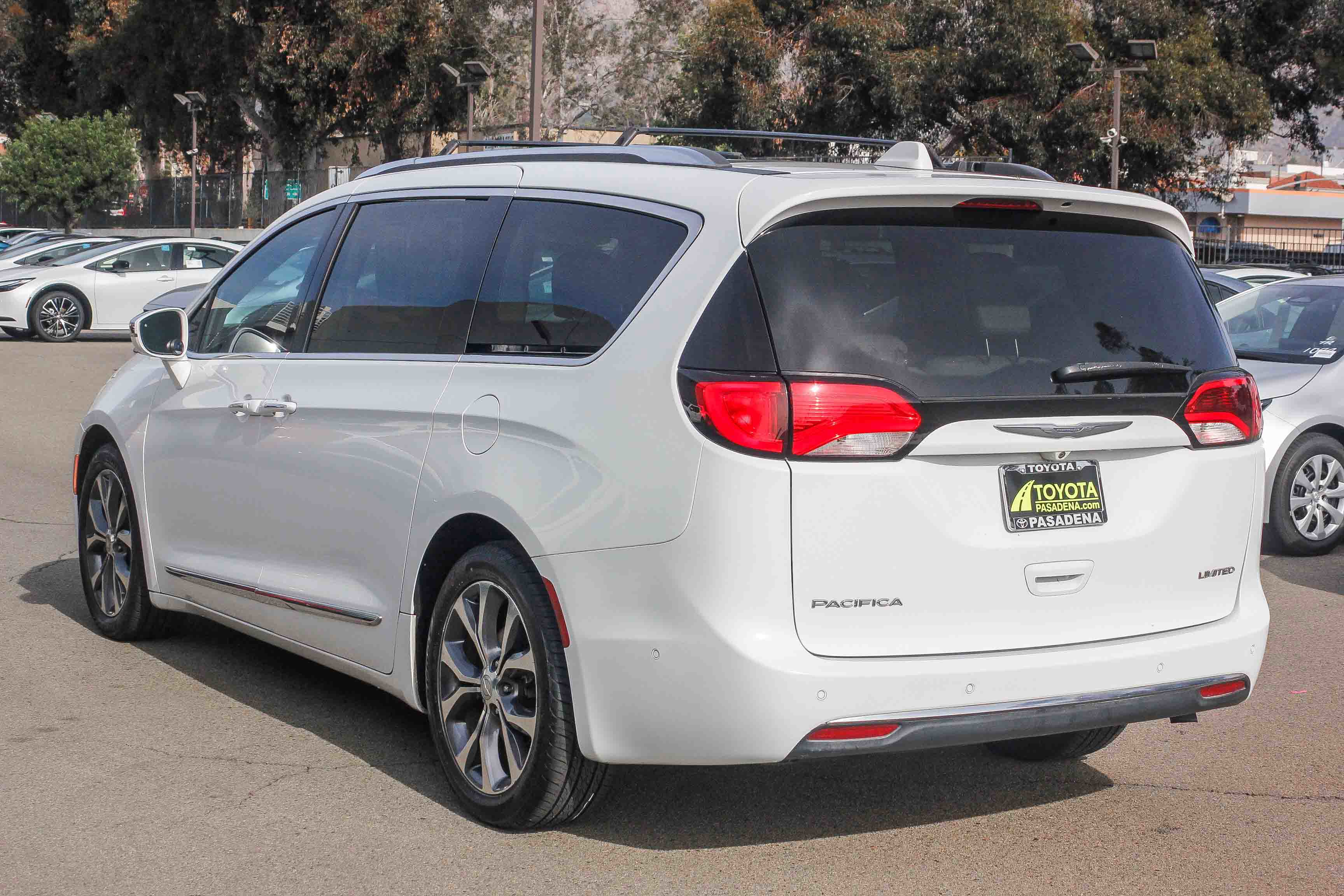 Used 2017 Chrysler Pacifica Limited w/ Advanced Safetytec Group image 8
