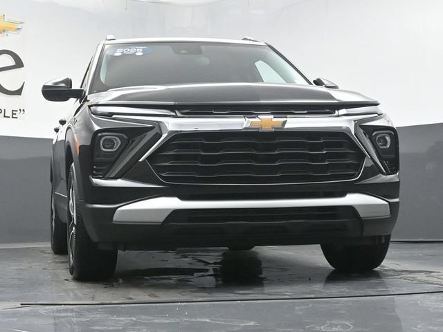 Used 2025 Chevrolet TrailBlazer LT w/ LT Cold Weather Package FWD image 3