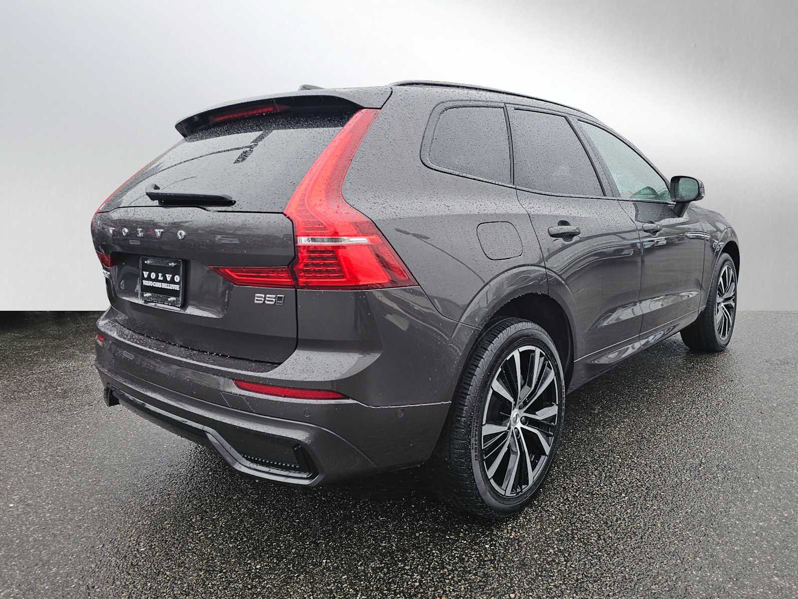 Certified 2025 Volvo XC60 B5 Plus image 3