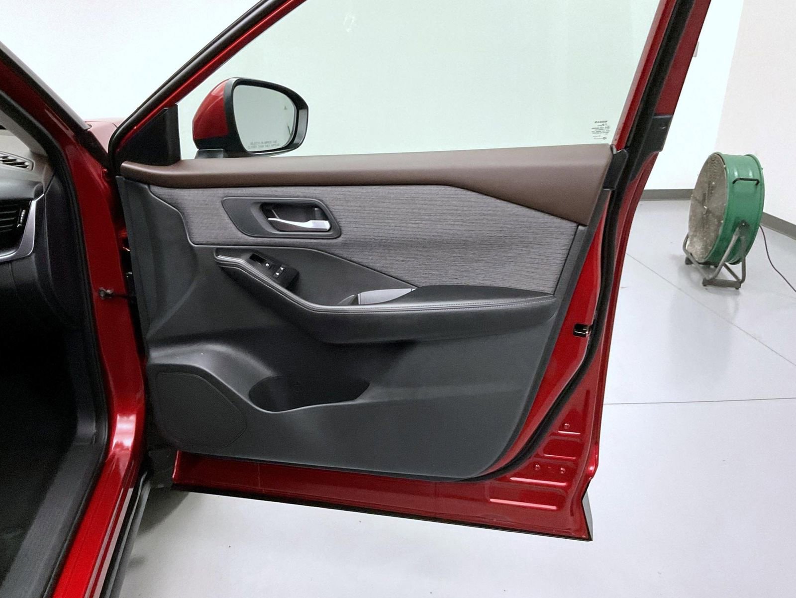 Used 2023 Nissan Rogue SV image 16