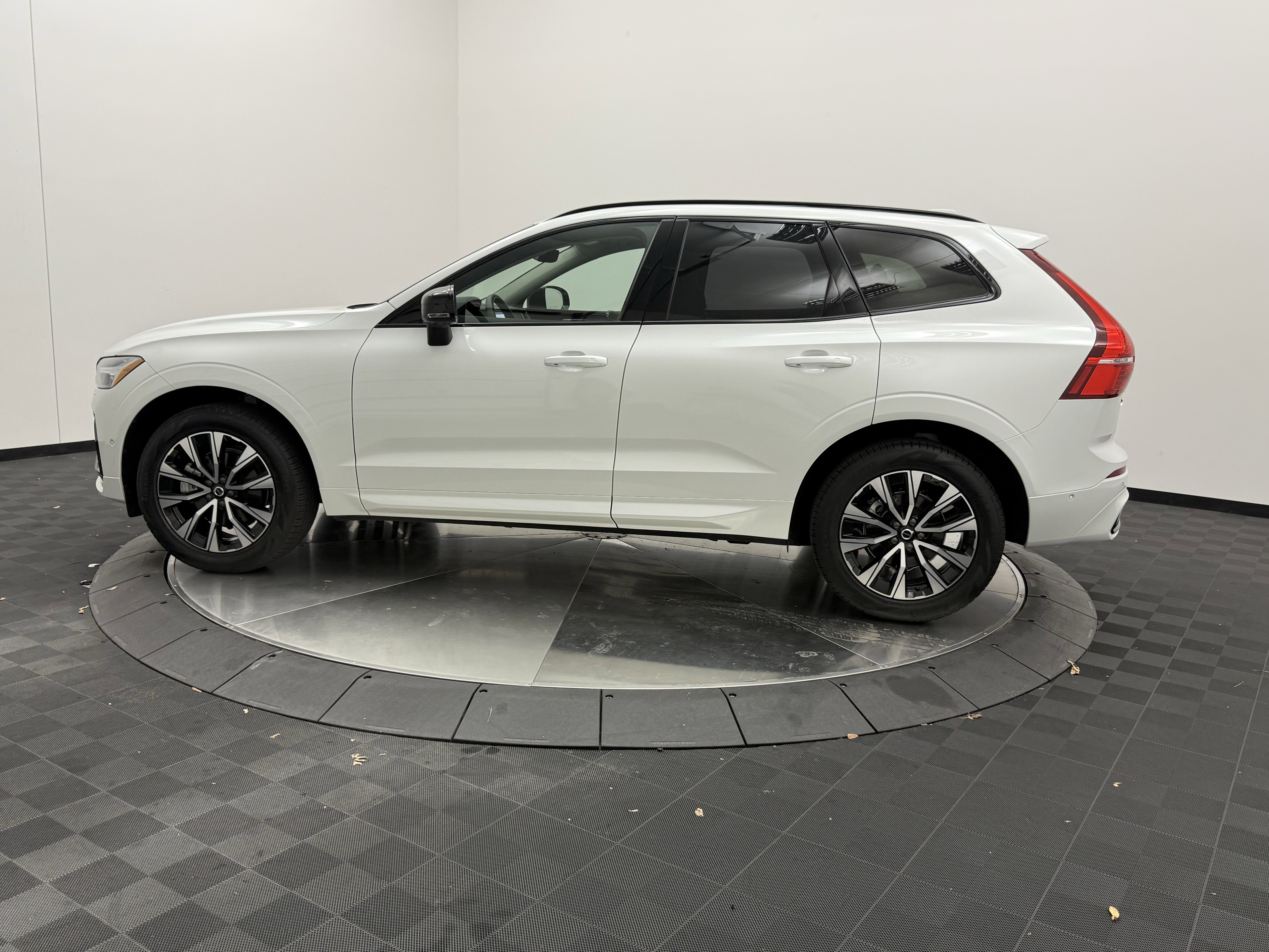 Certified 2025 Volvo XC60 B5 Plus image 4