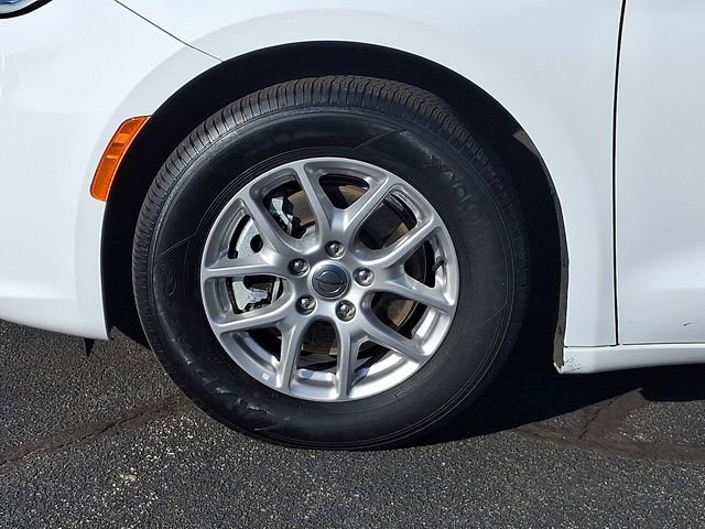 Used 2024 Chrysler Pacifica Touring-L image 8