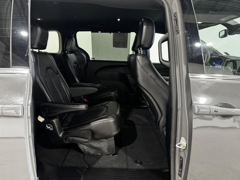 Used 2025 Chrysler Pacifica Select FWD image 24