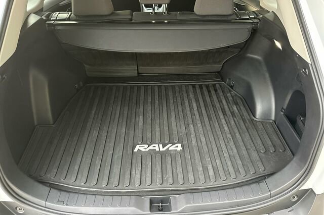 Used 2022 Toyota RAV4 XLE image 18