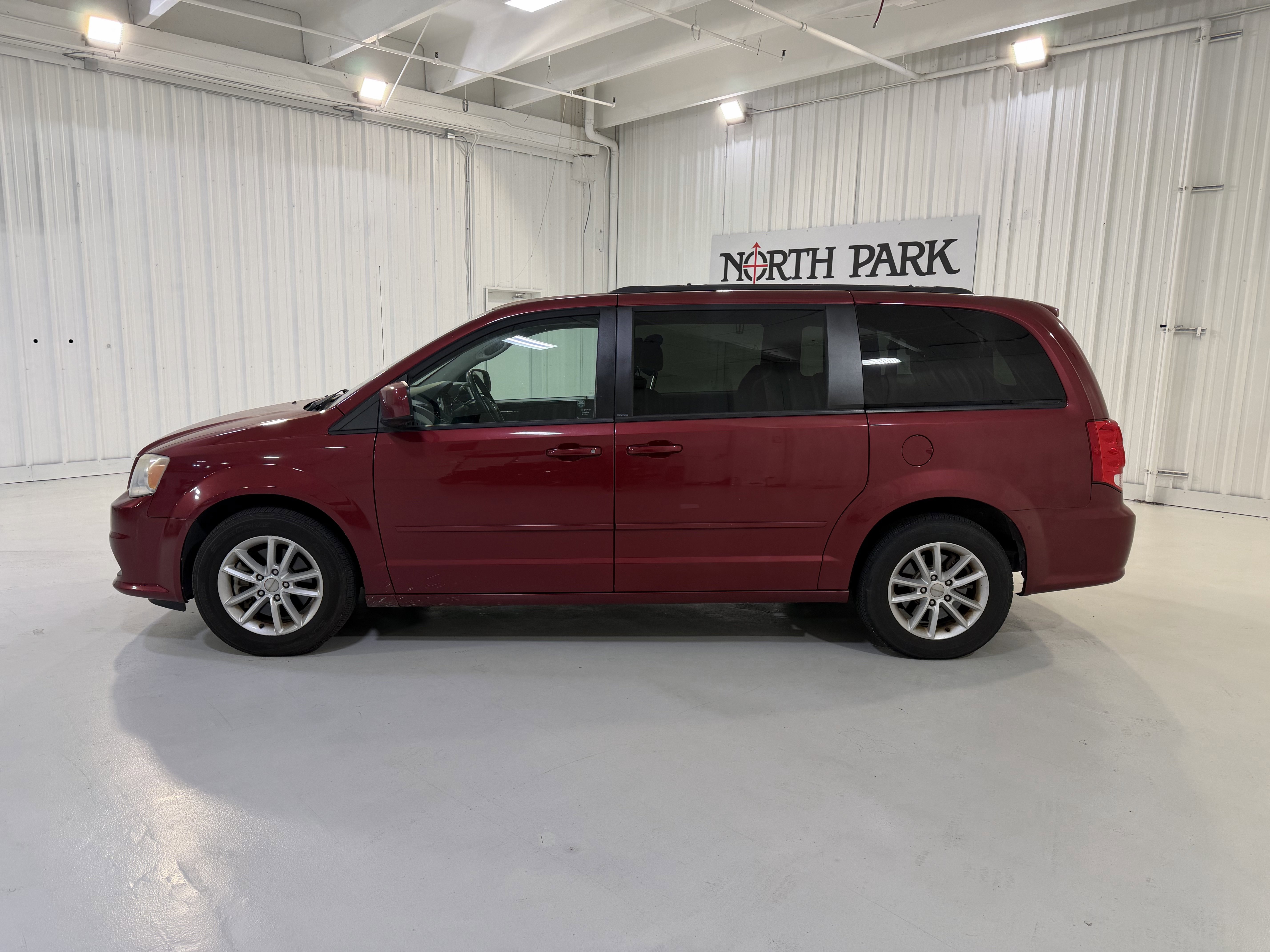 Used 2014 Dodge Grand Caravan SXT w/ Rear Park Assist Package FWD image 2