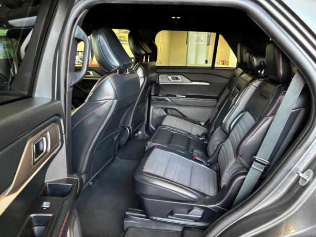 Used 2025 Ford Explorer ST-Line w/ ST-Line Street Pack AWD/4WD image 28