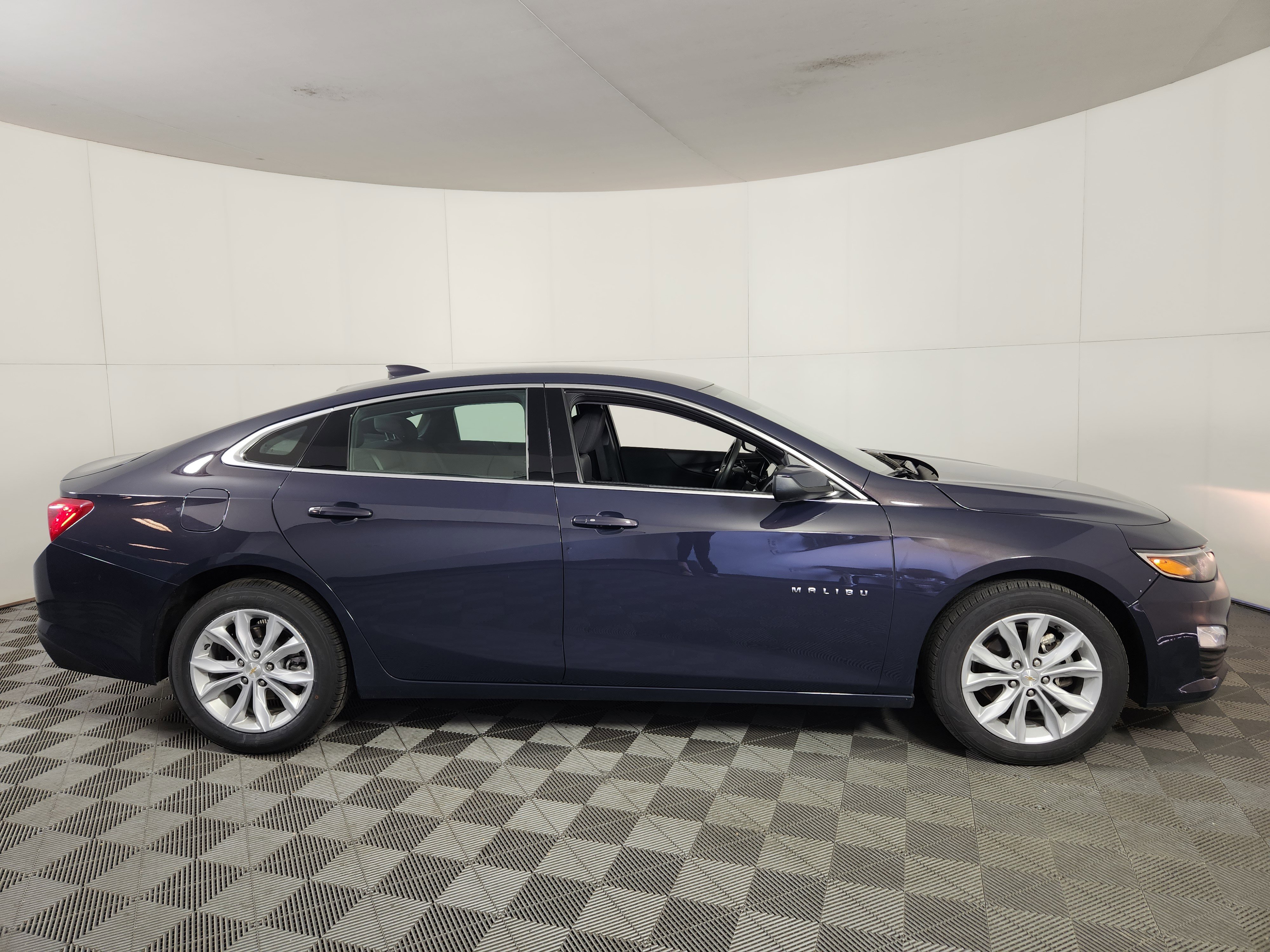 Used 2025 Chevrolet Malibu LT FWD image 8